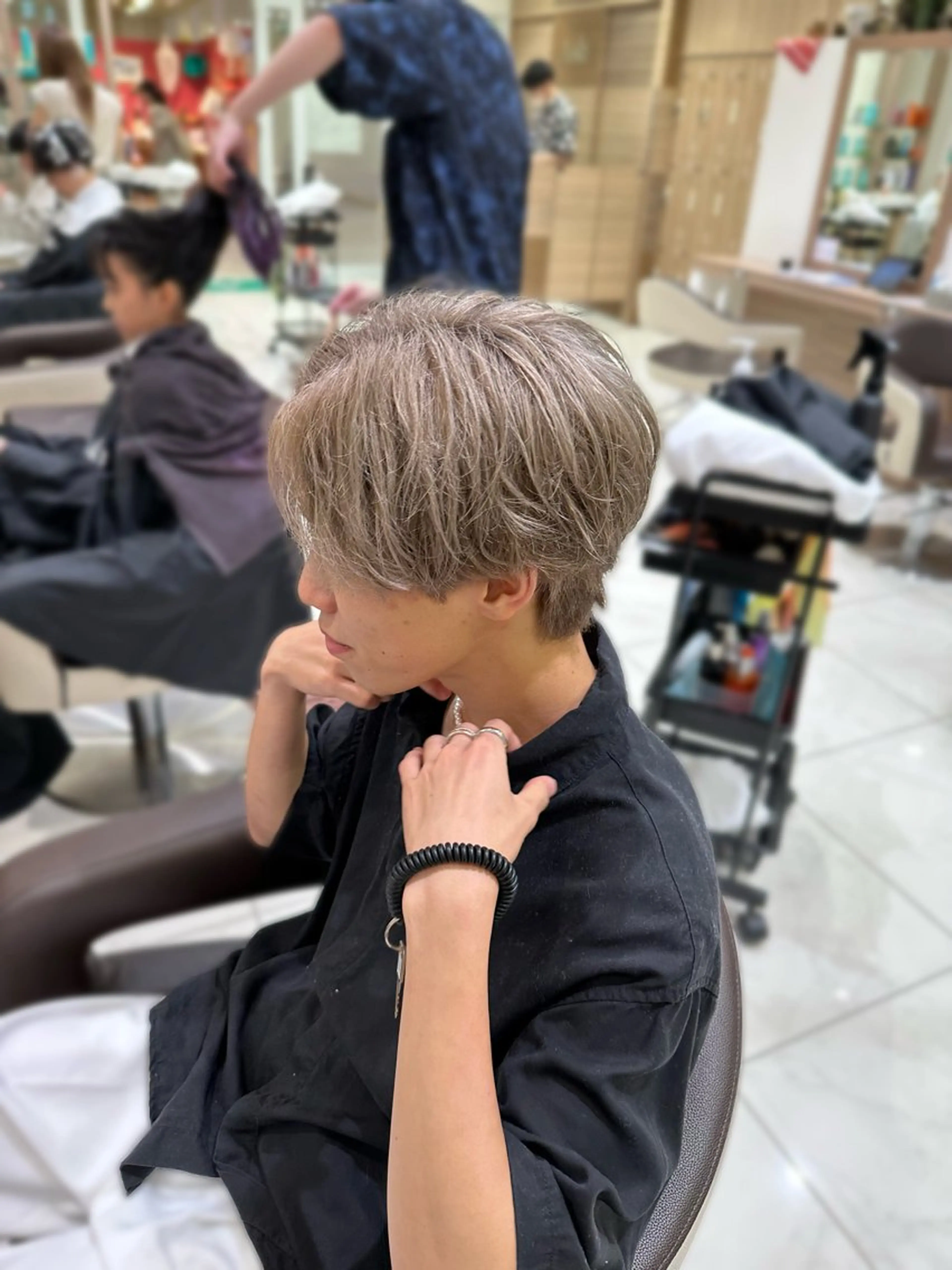 ショート カラー メンズ センターパート ベージュカラー ホワイトベージュ カット ヘアカラー トリートメント 渡邉 理央のヘアスタイル