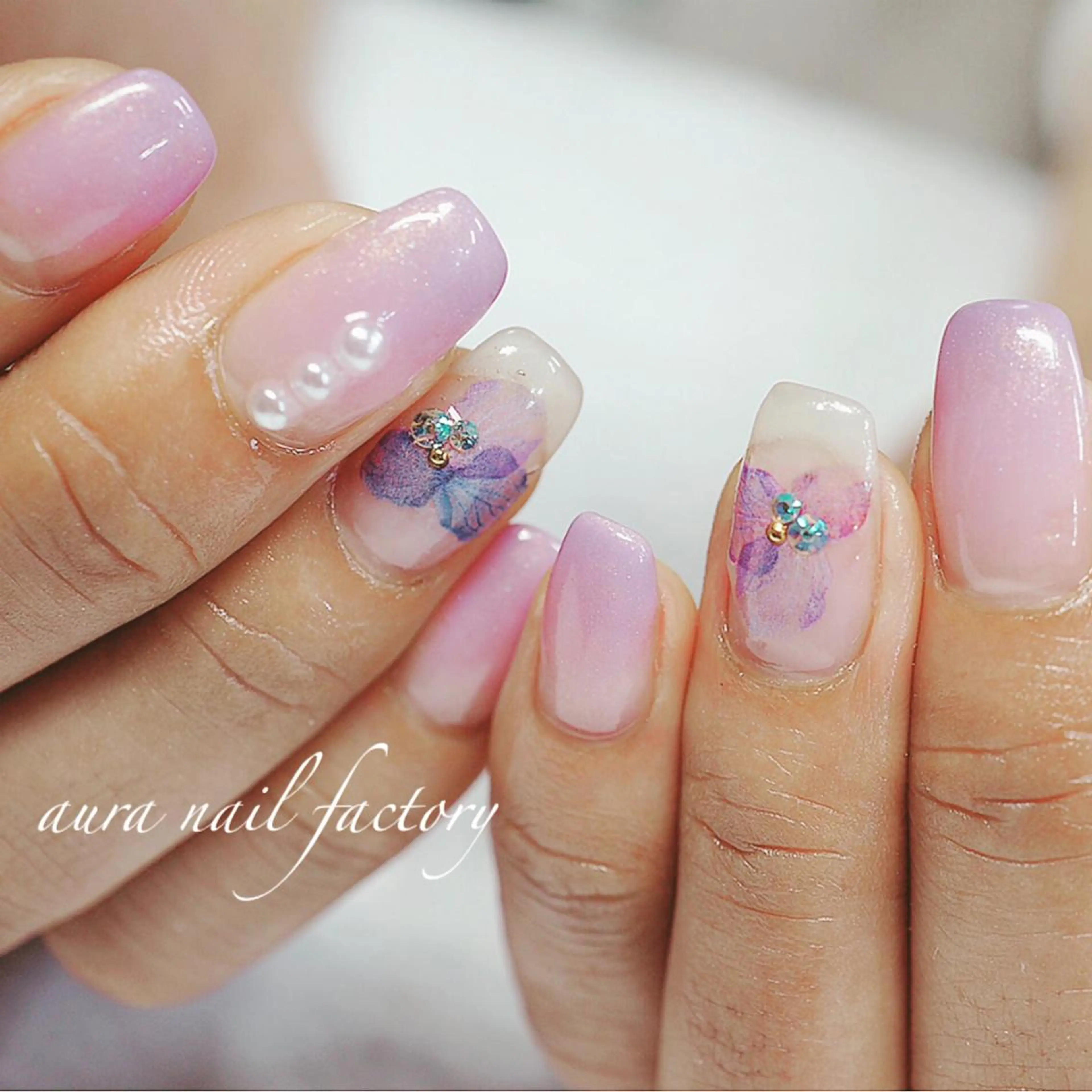 ショート カラー ネイル 赤色 赤羽 aura 深爪を断らない✨のネイルデザイン