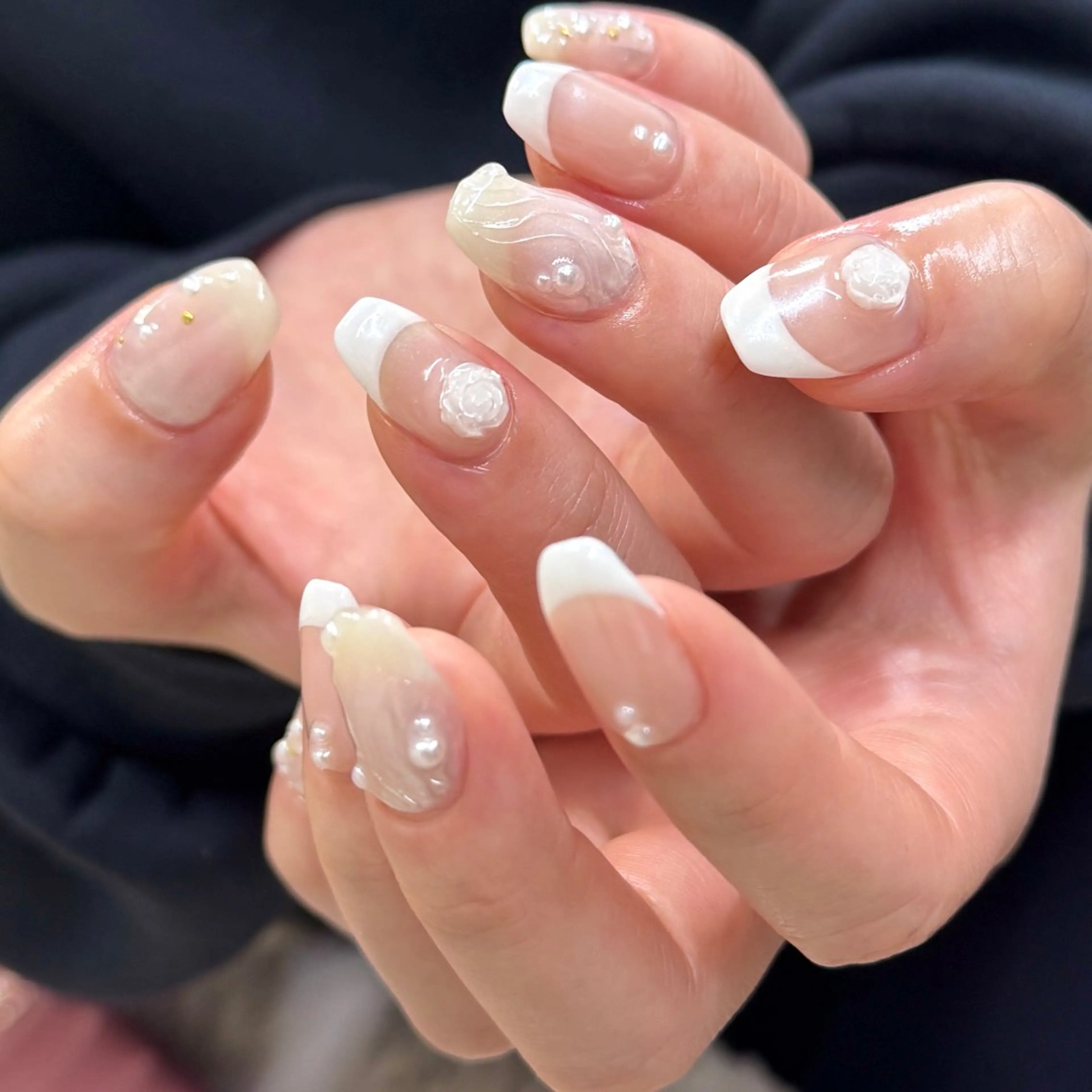 ネイル フレンチネイル ミラーネイル シルバー ホワイト ハンドネイル pointillé .ayaのネイルデザイン