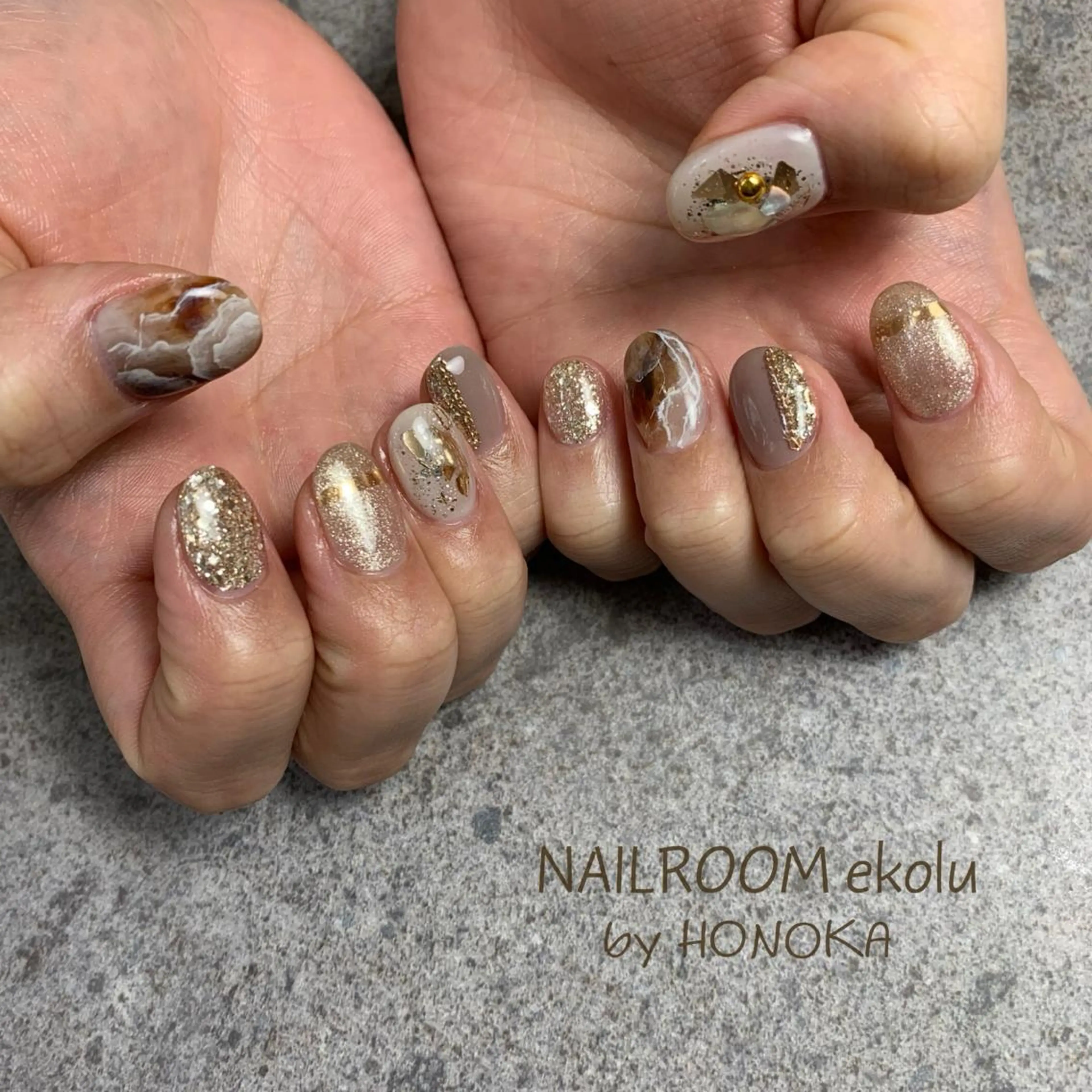 ネイル ブラウン キラキラネイル ニュアンスネイル ハンドネイル NAILROOM ekolu所属・近藤 穂乃果のネイルデザイン