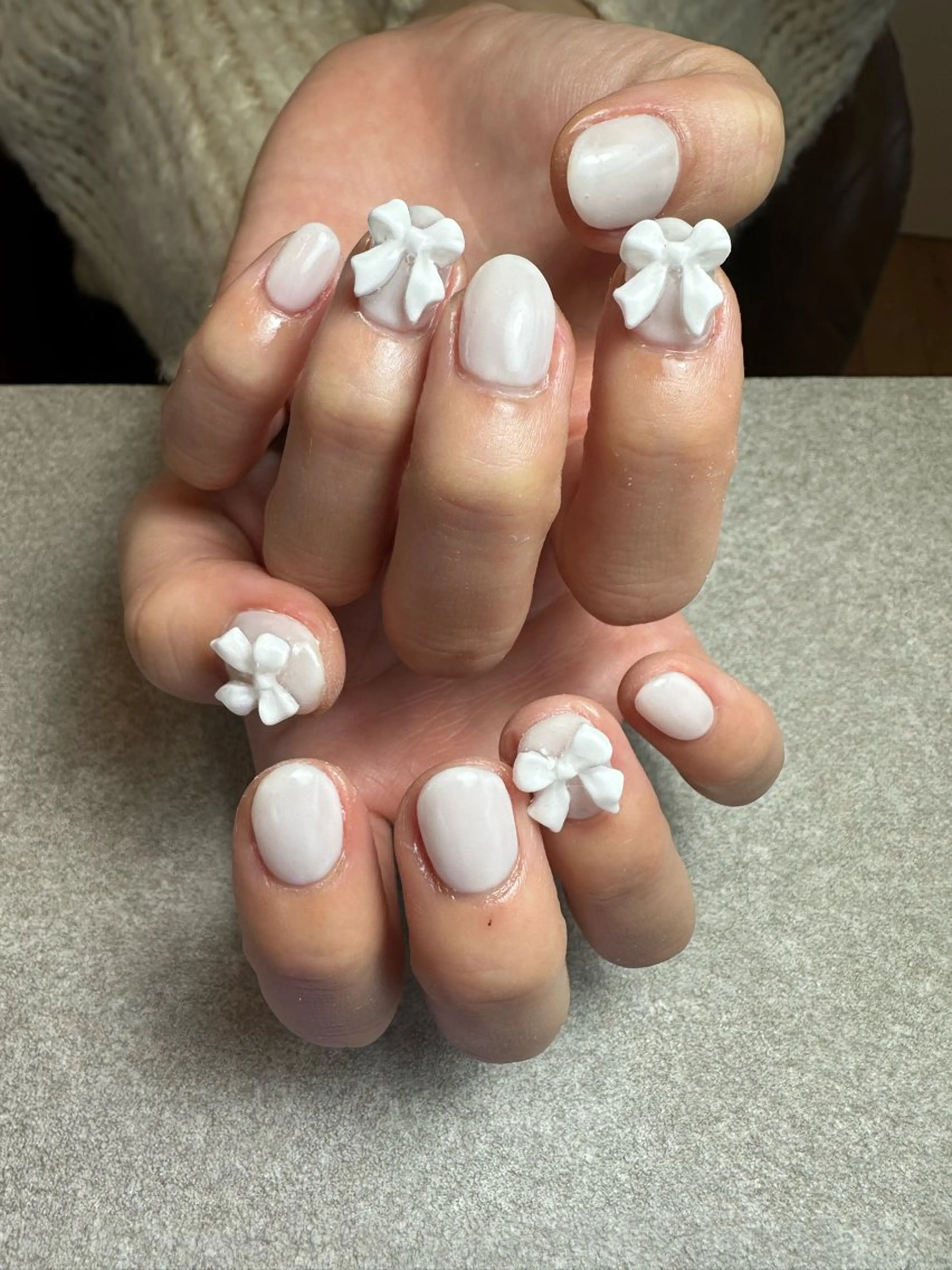 ネイル ガーリー リボン ホワイト nailroom Anmie.のネイルデザイン