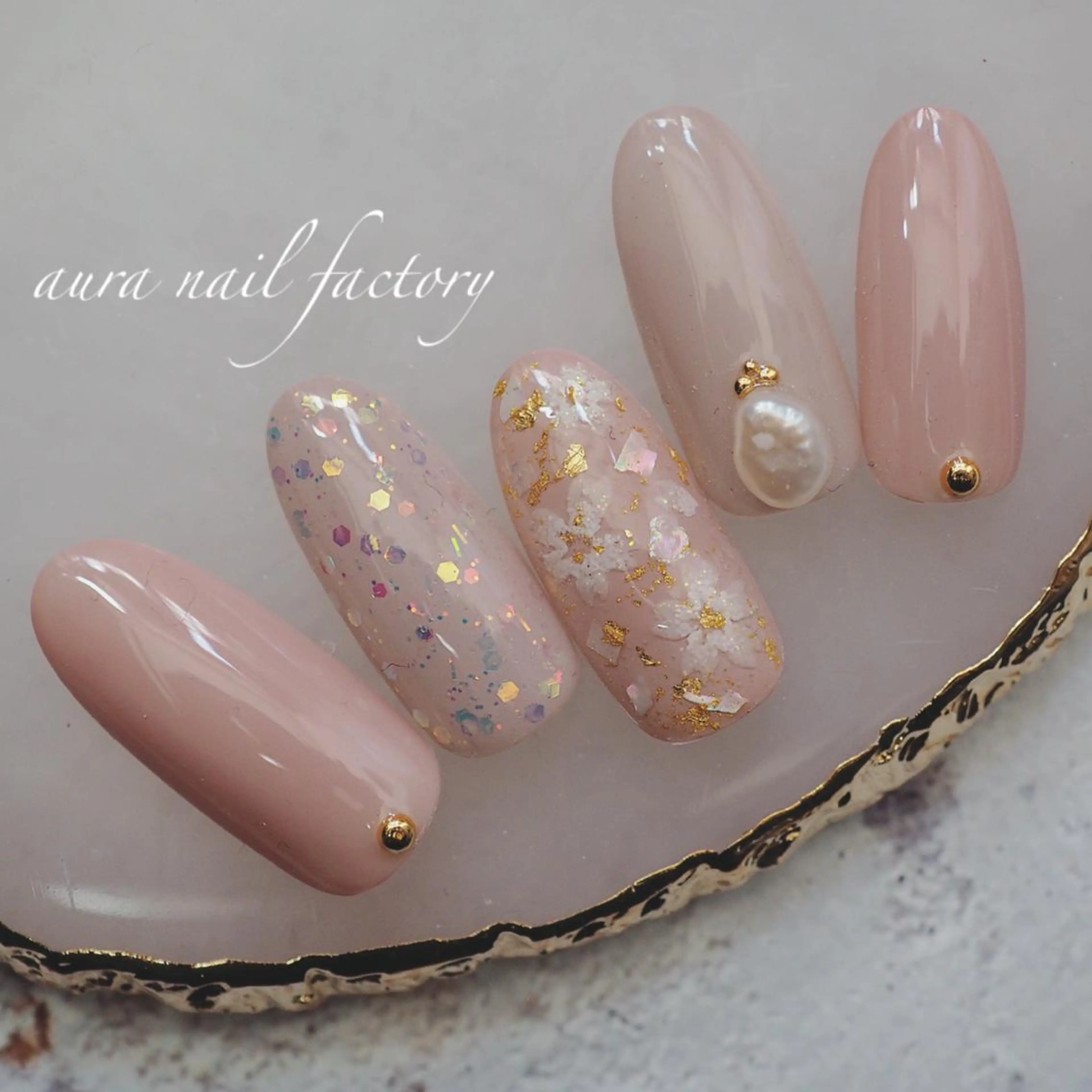 ショート カラー ネイル 桜ネイル ニュアンスネイル 赤色 赤羽 aura 深爪を断らない✨のネイルデザイン