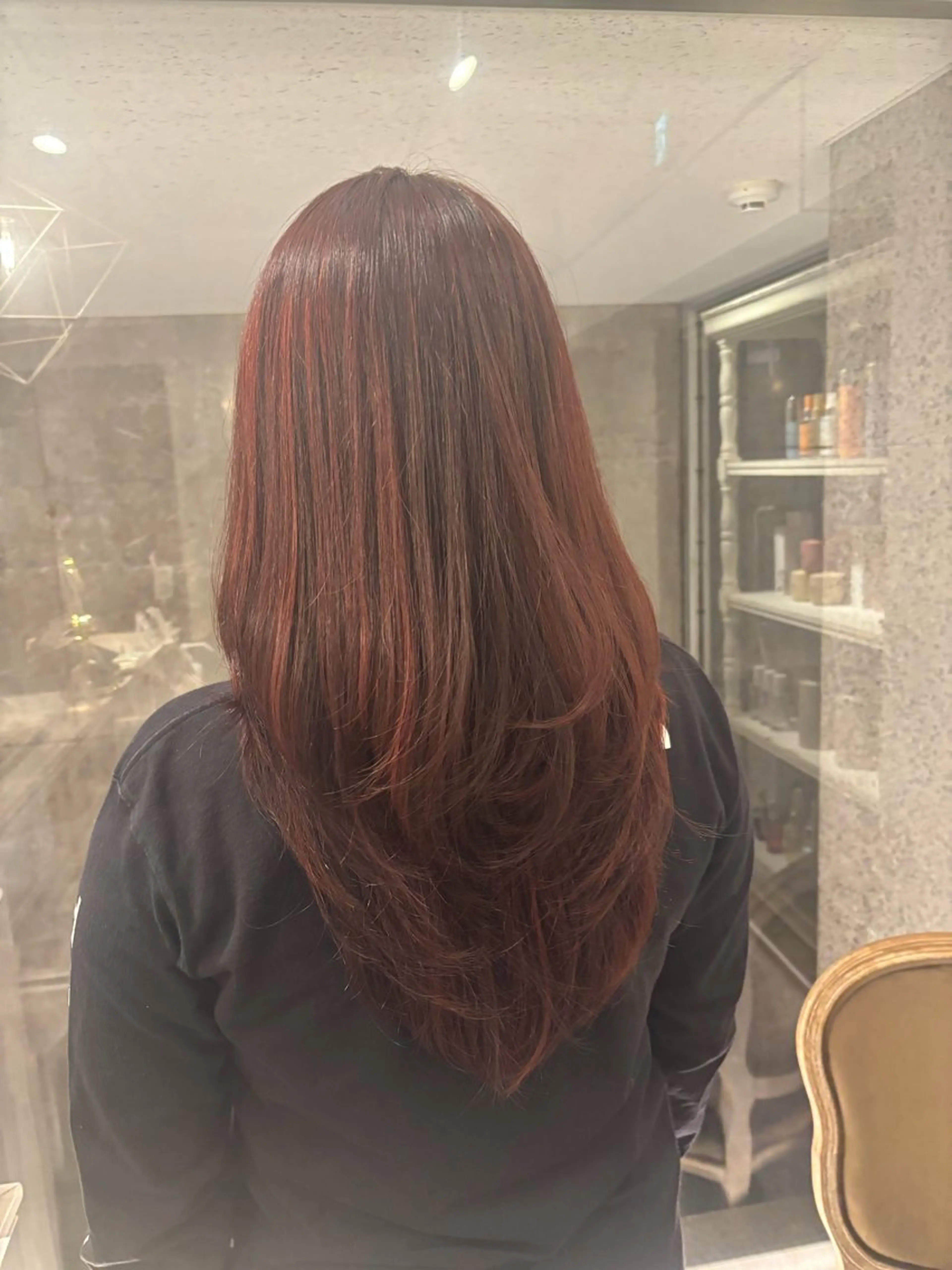 ロング カラー レッドカラー レイヤーカット CreBiA ayanoのヘアスタイル