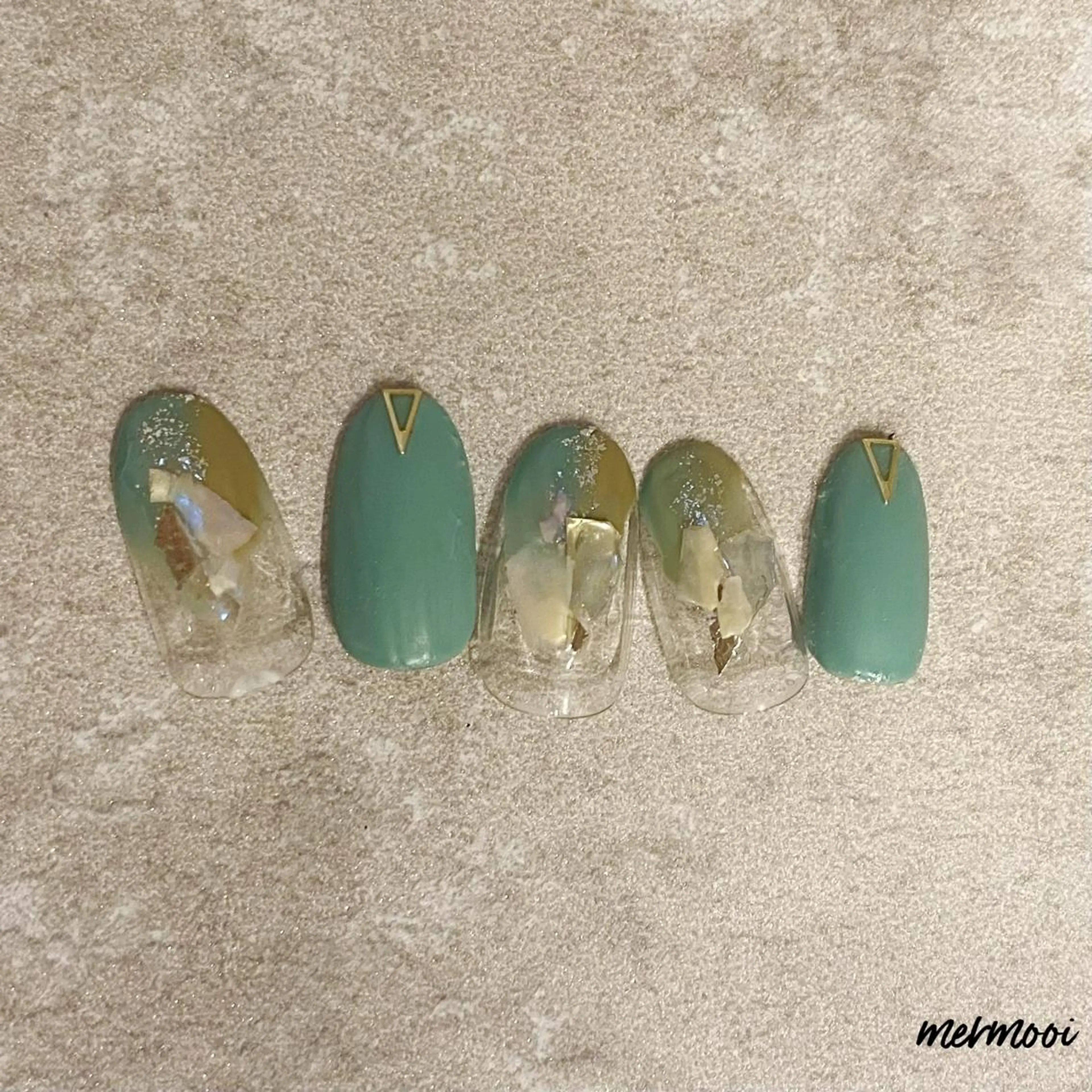 ネイル ジェルネイル グリーン キラキラネイル マットネイル ニュアンスネイル ハンドネイル mermooi所属・melumooi nailのネイルデザイン