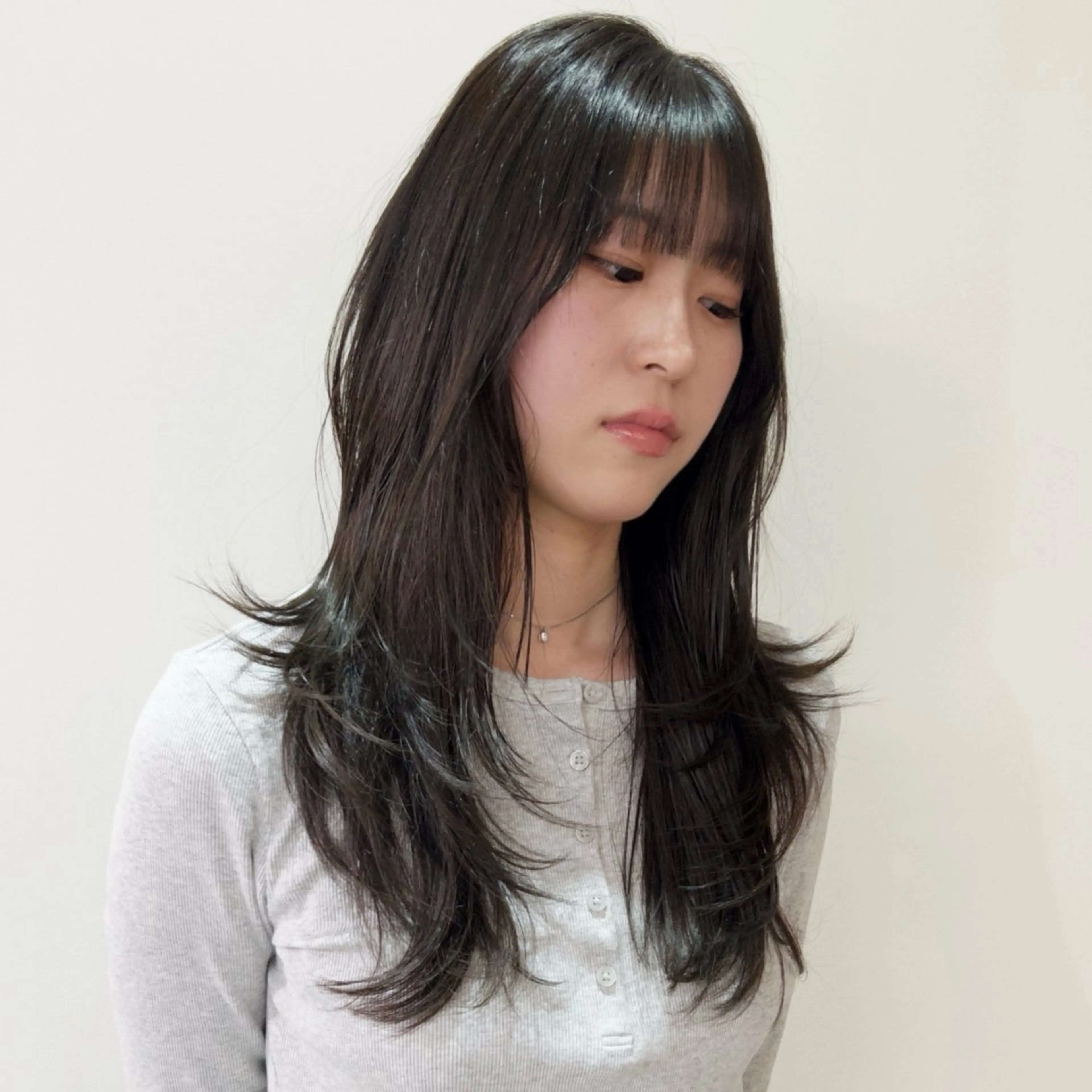 セミロング カラー グレージュ オリーブグレージュ オリーブグレー くびれヘア 顔まわりレイヤー カット ヘアカラー トリートメント nonoka オリーブ/レイヤーのヘアスタイル