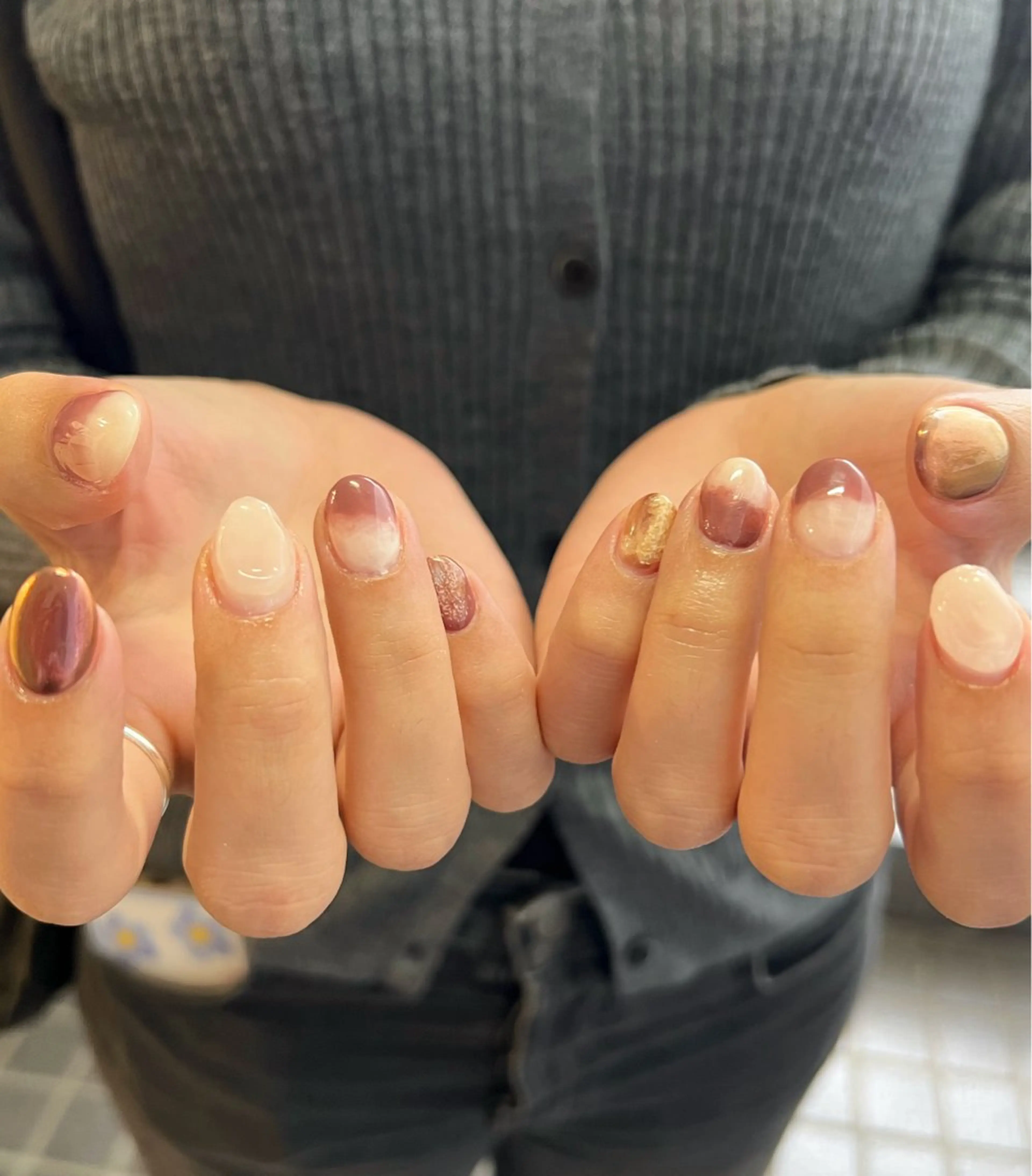 ネイル ブラウン ニュアンスネイル ハンドネイル ヘアメイクネイリスト 💄💅hidemiのヘアスタイル