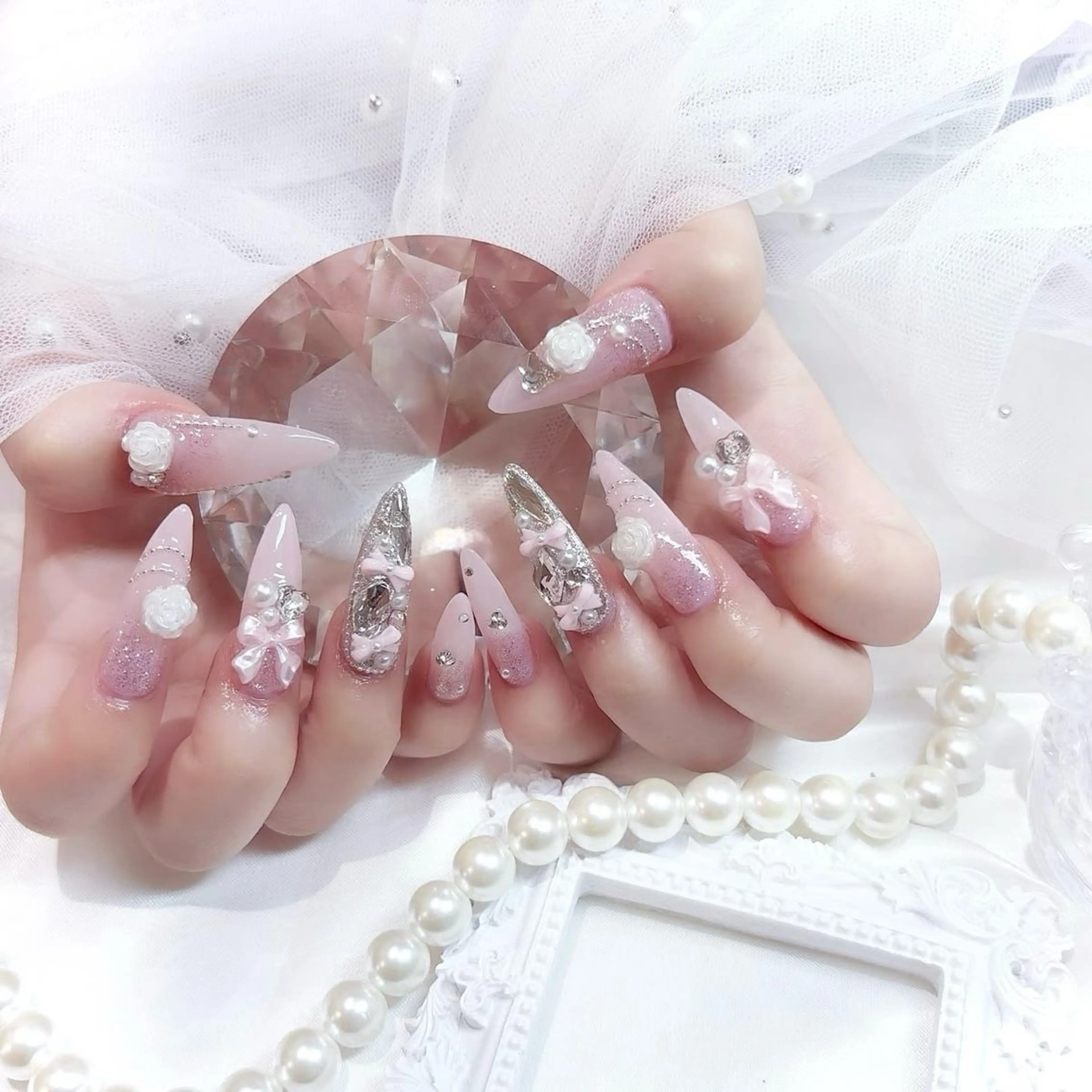 ネイル キラキラネイル 韓国ネイル ロングネイル ワンホンネイル ハンドネイル Josie nail salonのネイルデザイン