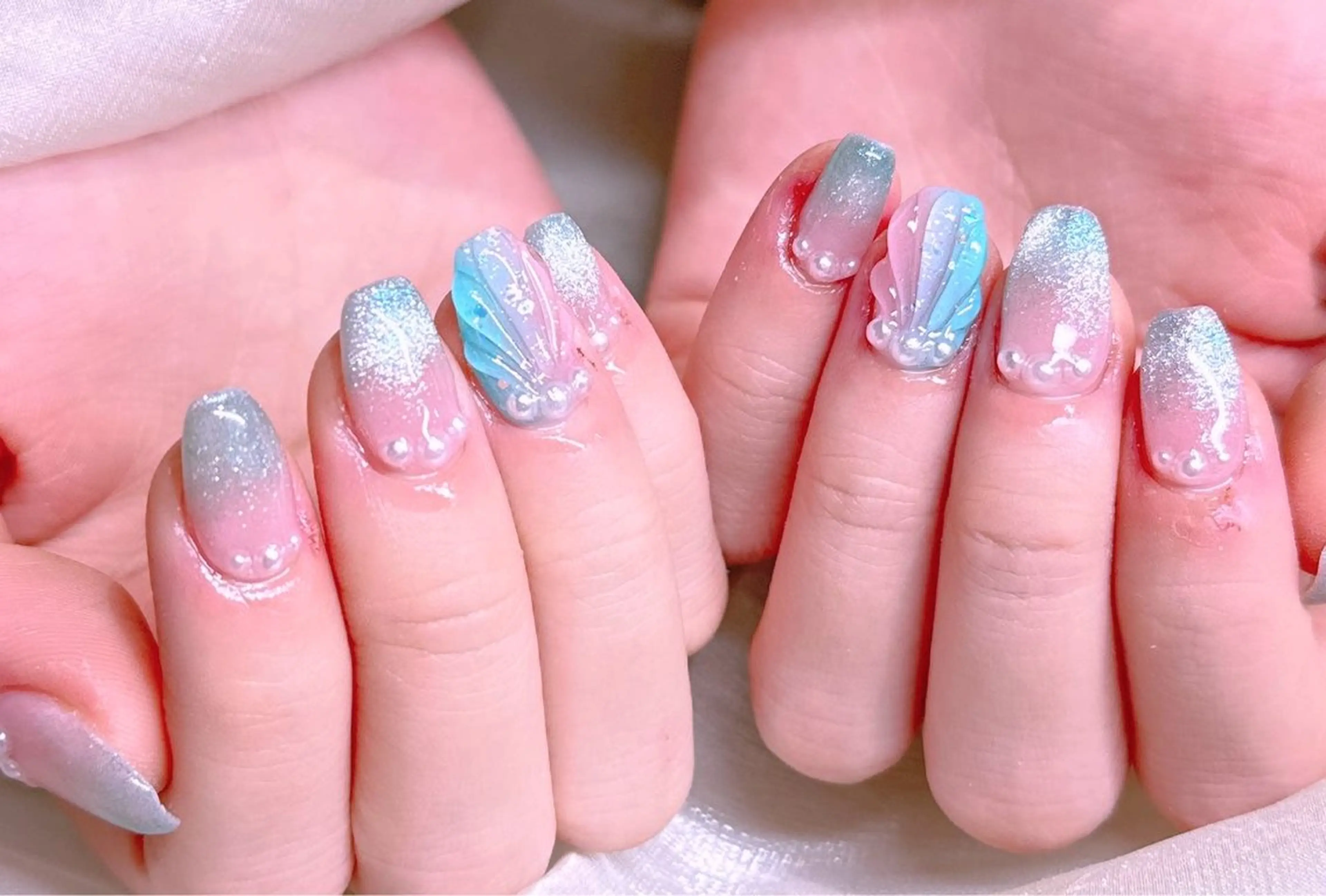 ネイル ブルー チークネイル フレンチネイル ハート ホログラムネイル ハンドネイル 美爪パラジェル導入店 Sunnilyのネイルデザイン