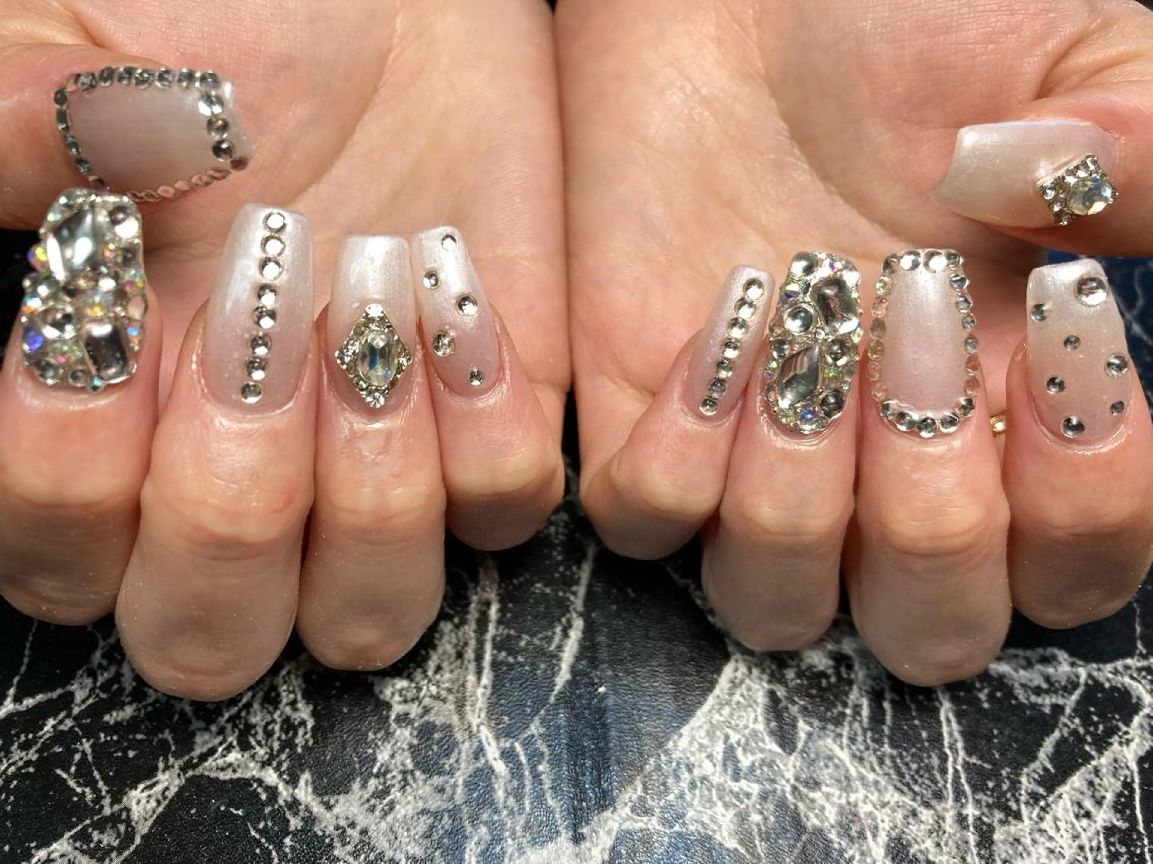 ミディアム ネイル キラキラネイル ハンドネイル ✴︎ Delightのネイルデザイン