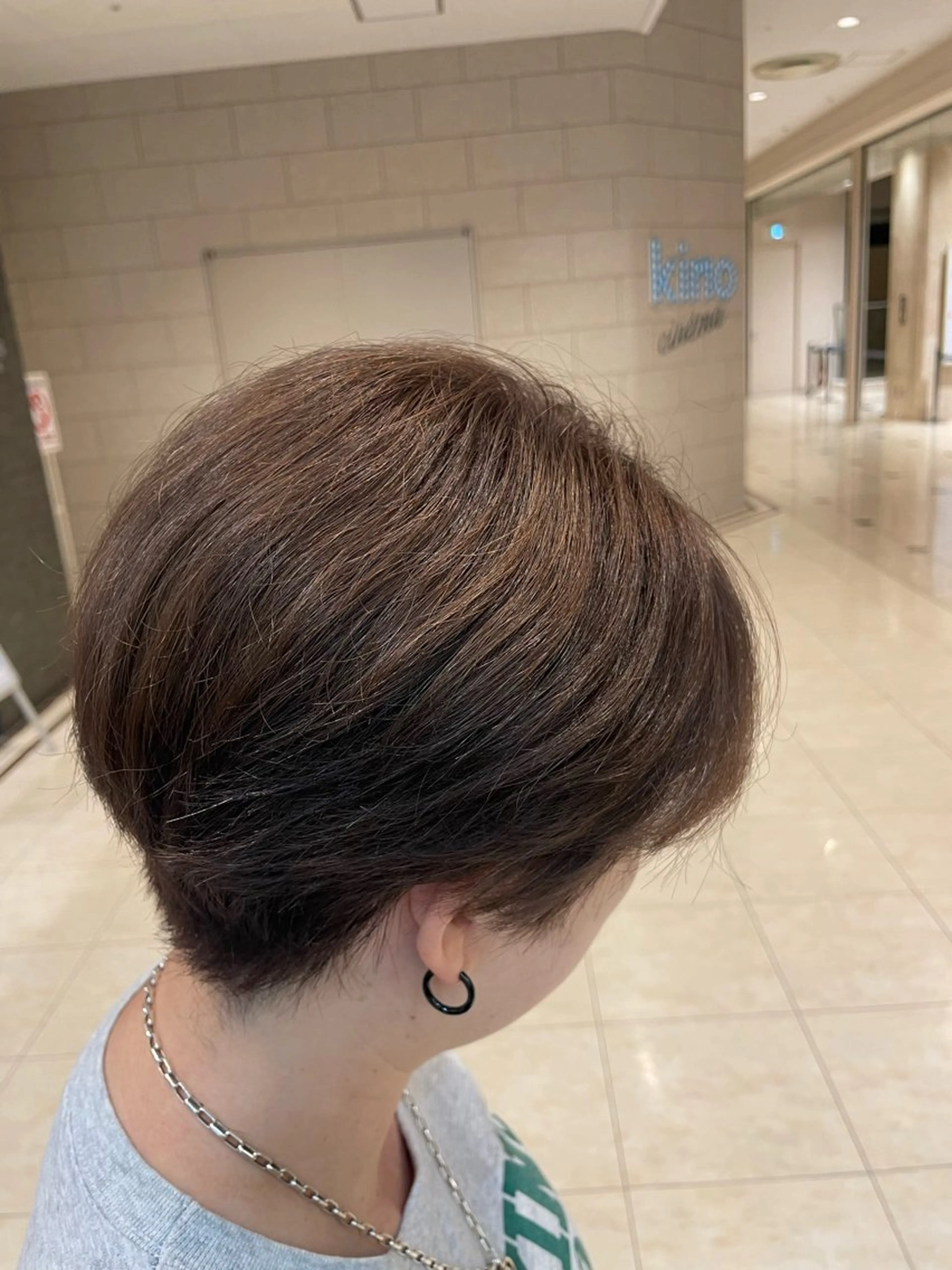 ショート カラー ブリーチ グレージュ シアーグレージュ 岩崎 唯人のヘアスタイル