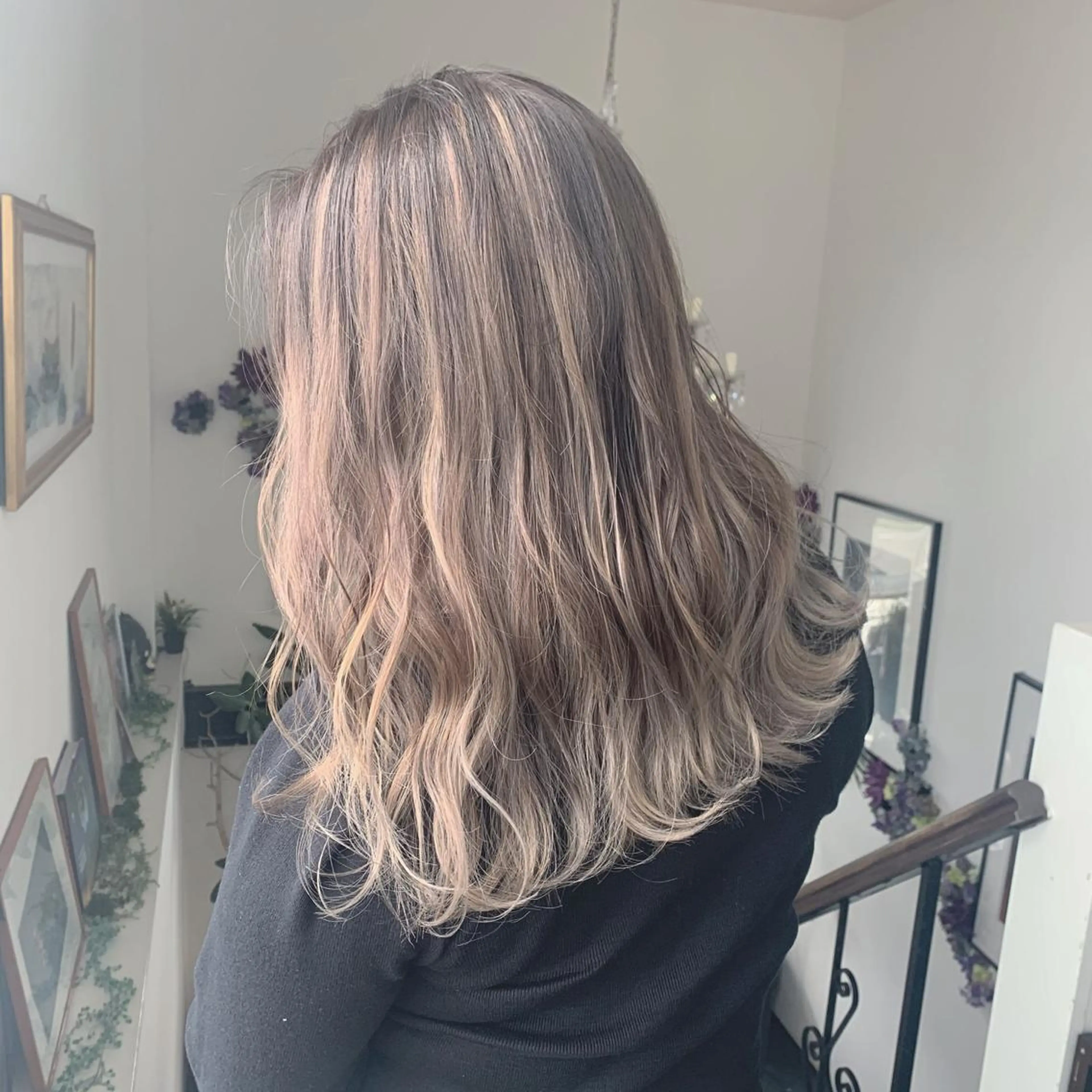 セミロング カラー グラデーションカラー ハイライトカラー ハイライト ヘアカラー 袴田 伊代のヘアスタイル
