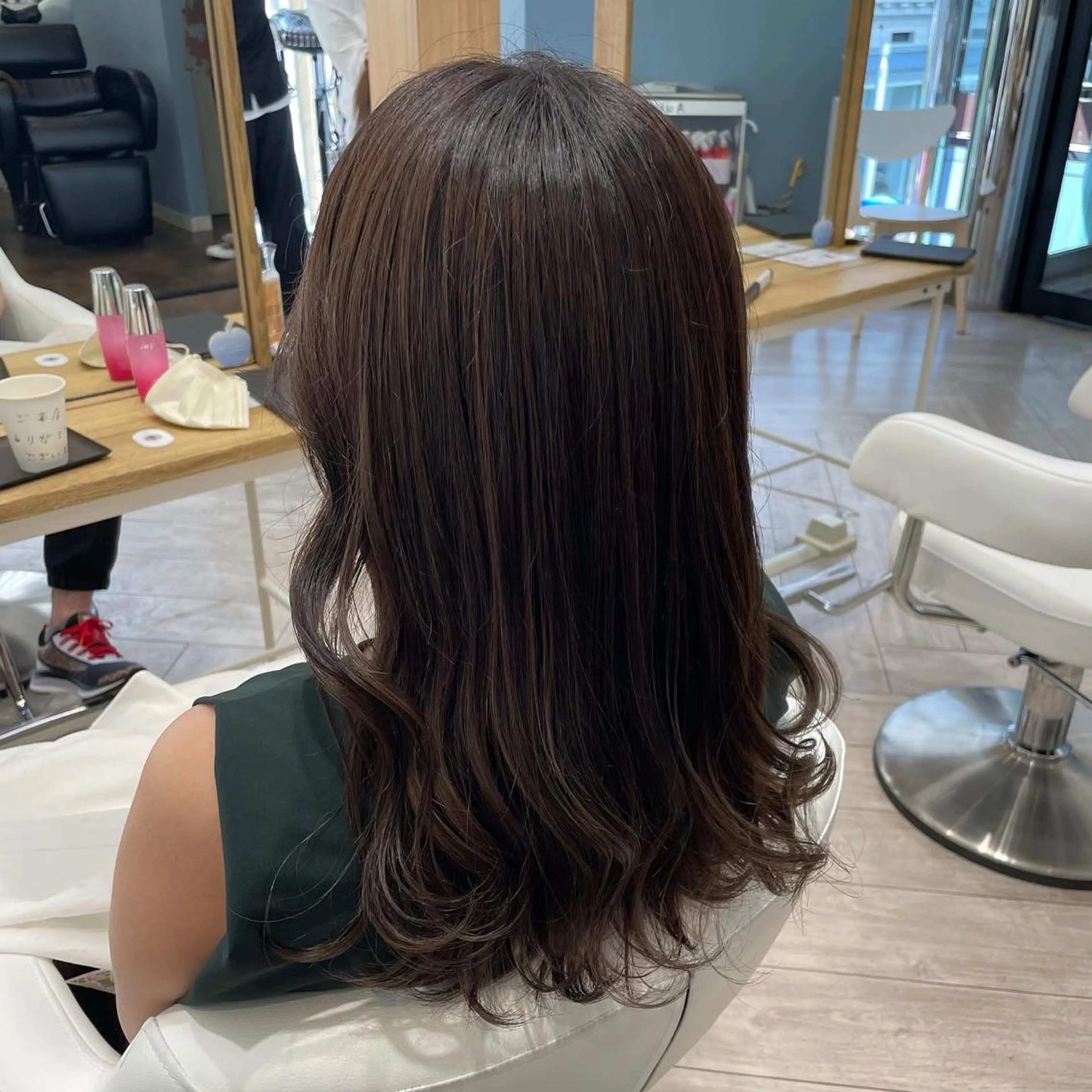 セミロング ハイライト カット ヘアカラー トリートメント 亀山 由里菜のヘアスタイル