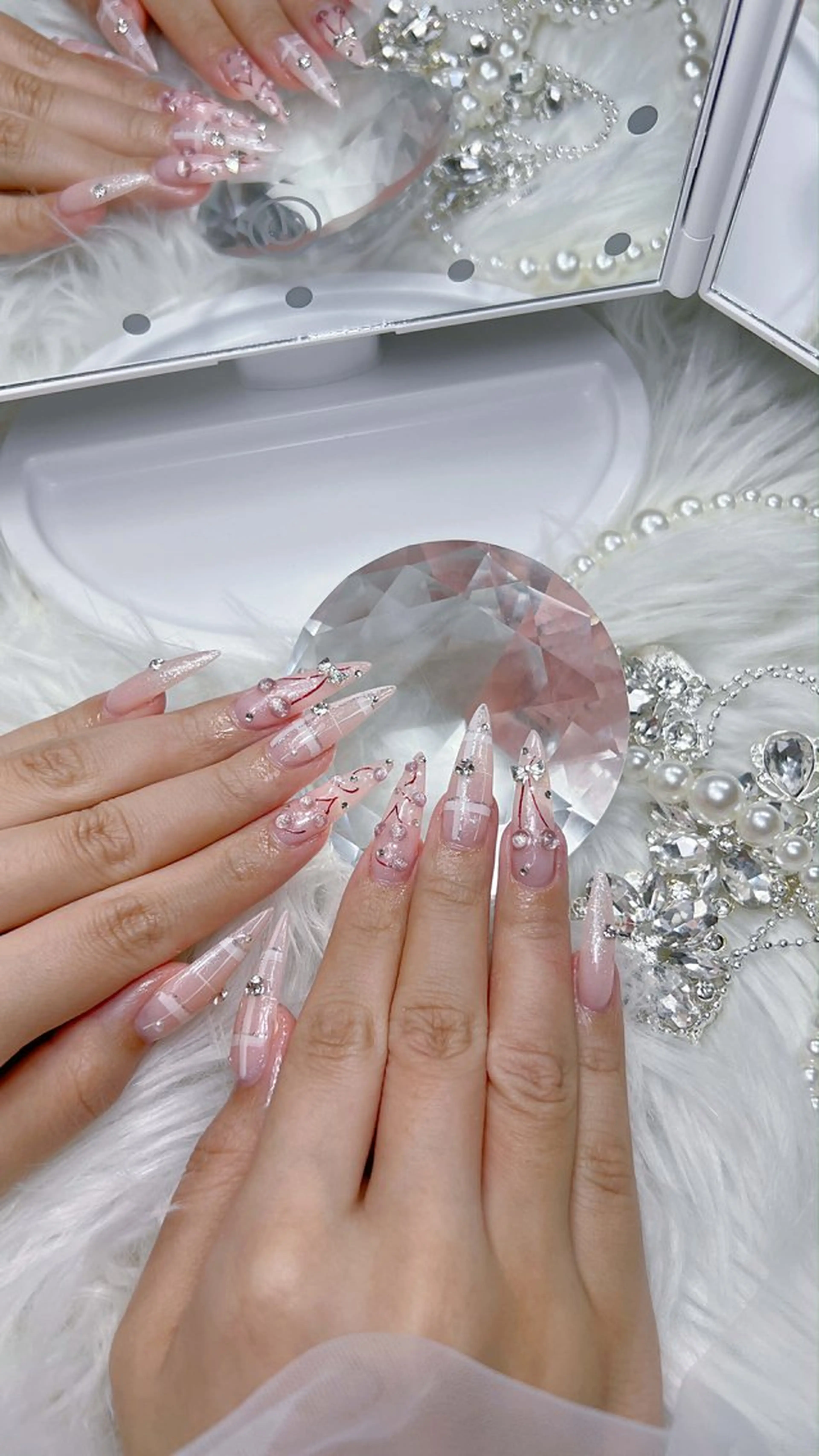 ネイル アートネイル オーロラネイル チークネイル 長さ出し フットネイル ハンドネイル ハンドケア Mio_ Noiranailのネイルデザイン