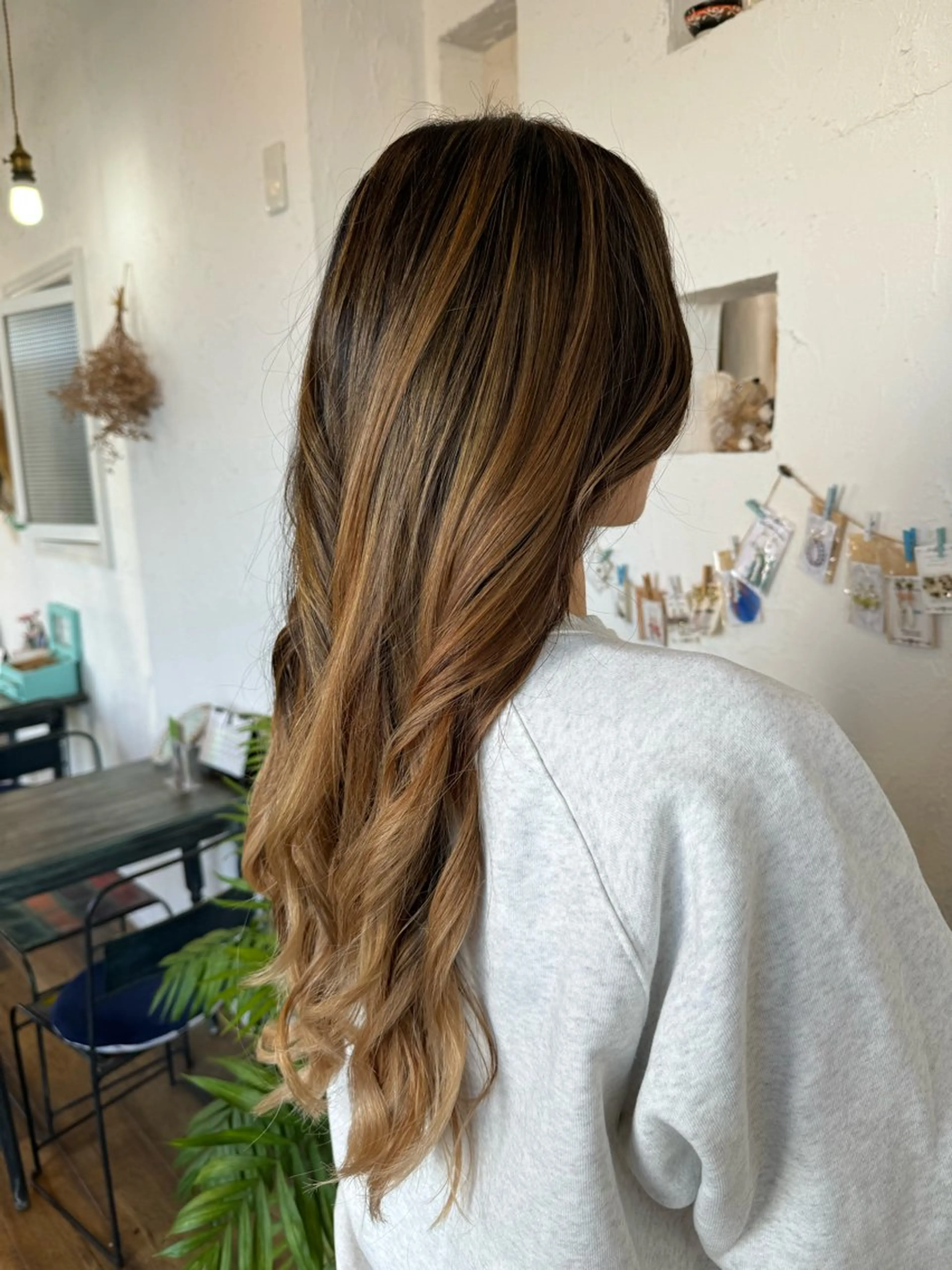 ロング カラー アッシュ 透明感カラー ハイライトカラー ハイトーンカラー ミルクティーアッシュ ヘアカラー 🌸小掛🌸 豊橋外国人風カラーのヘアスタイル