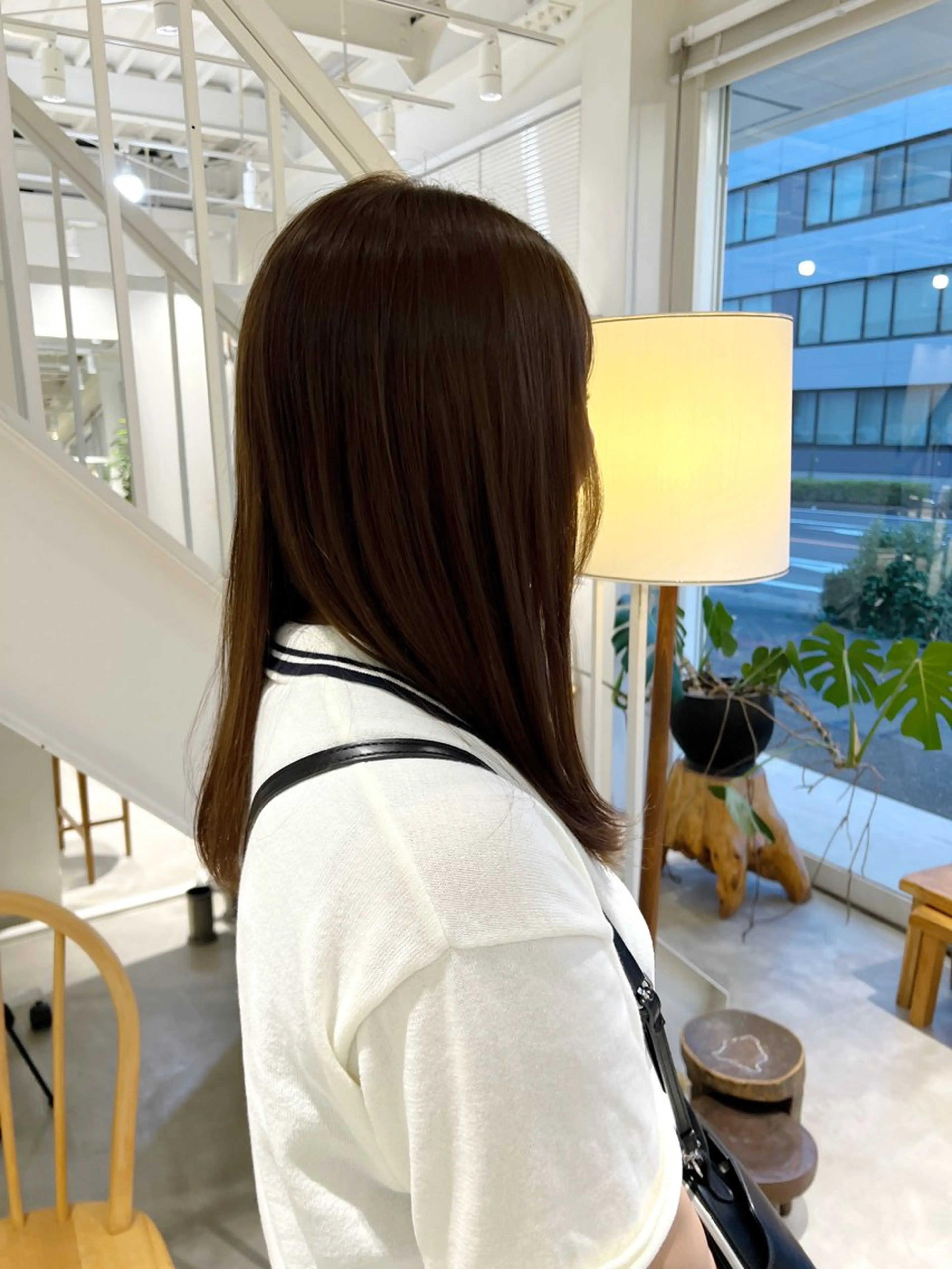 セミロング カラー ベージュカラー 透明感カラー オリーブベージュ ヘアカラー 周東 芽依のヘアスタイル