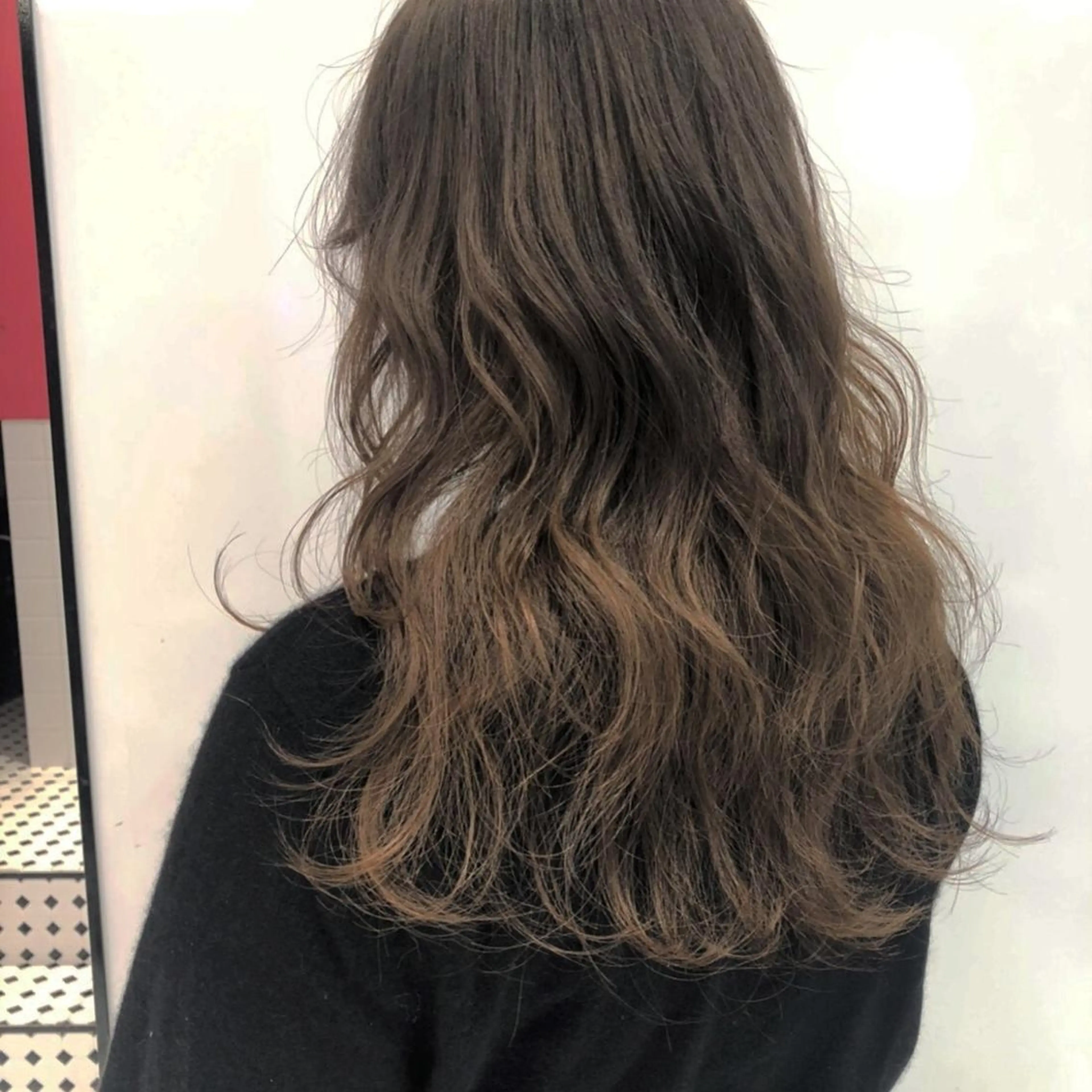 ロング カラー ベージュカラー ブリーチ 透明感カラー ココアベージュ カット ヘアカラー 相川 愛実のヘアスタイル