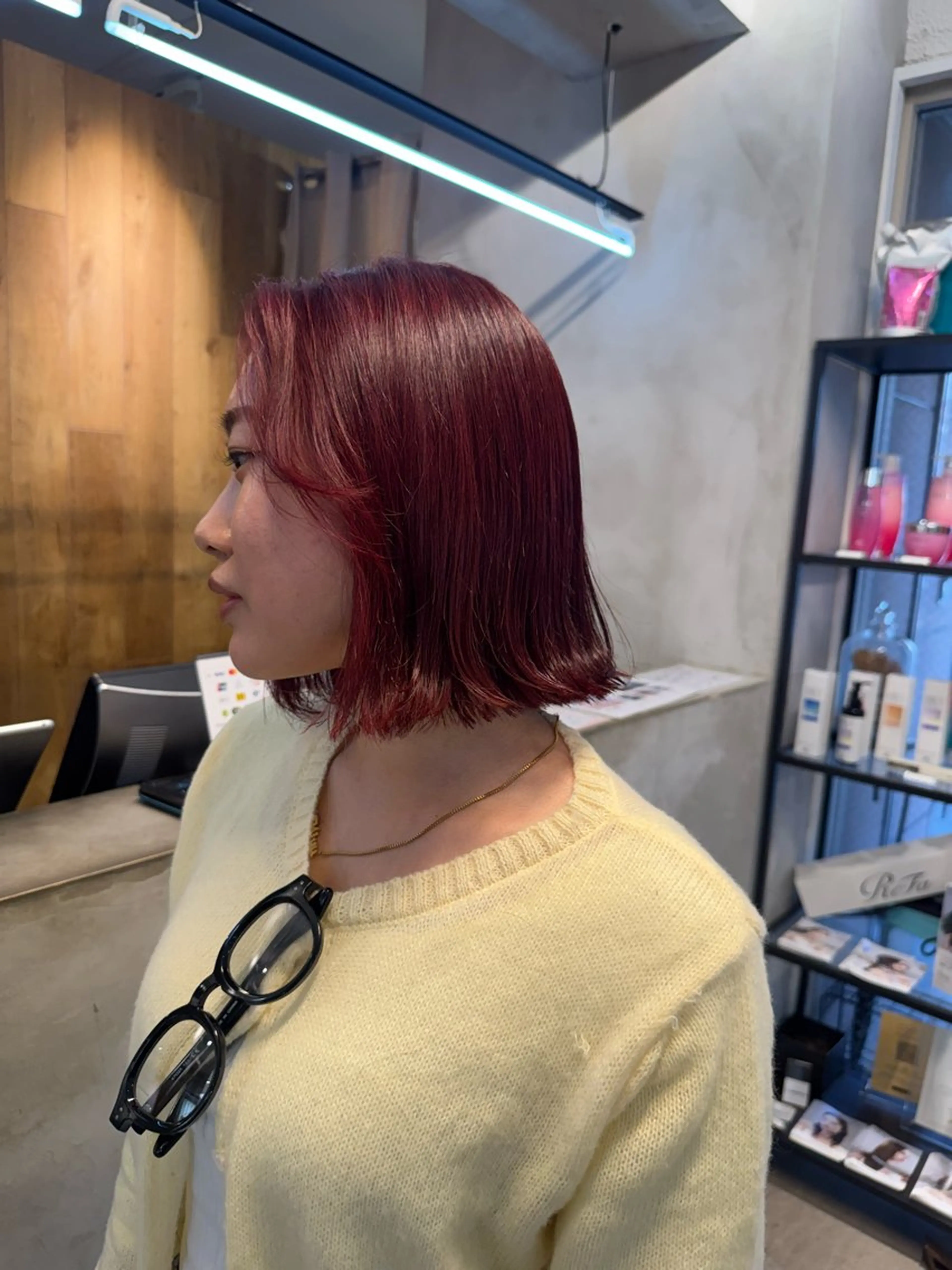 ショート カラー ブリーチ カシス 透明感カラー レッドカラー レイヤーカット ヘアカラー トリートメント Lomalia 🤍🫧/makoのヘアスタイル