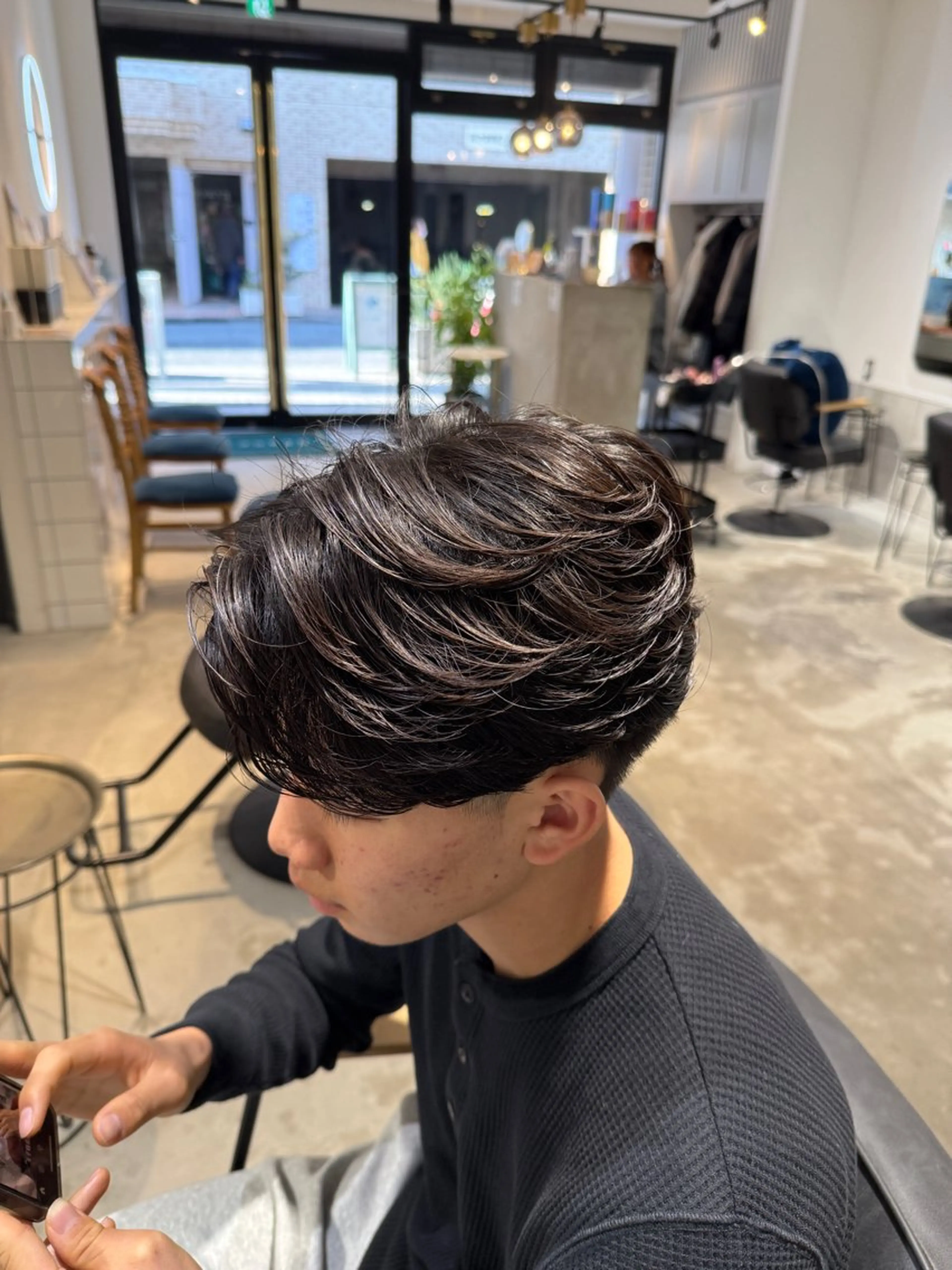 ショート パーマ メンズ センターパート フェザーパーマ メンズ韓国風 メンズパーマ 韓国風ヘア カット パーマ メンズカットパーマ ✂️ JOYAのヘアスタイル