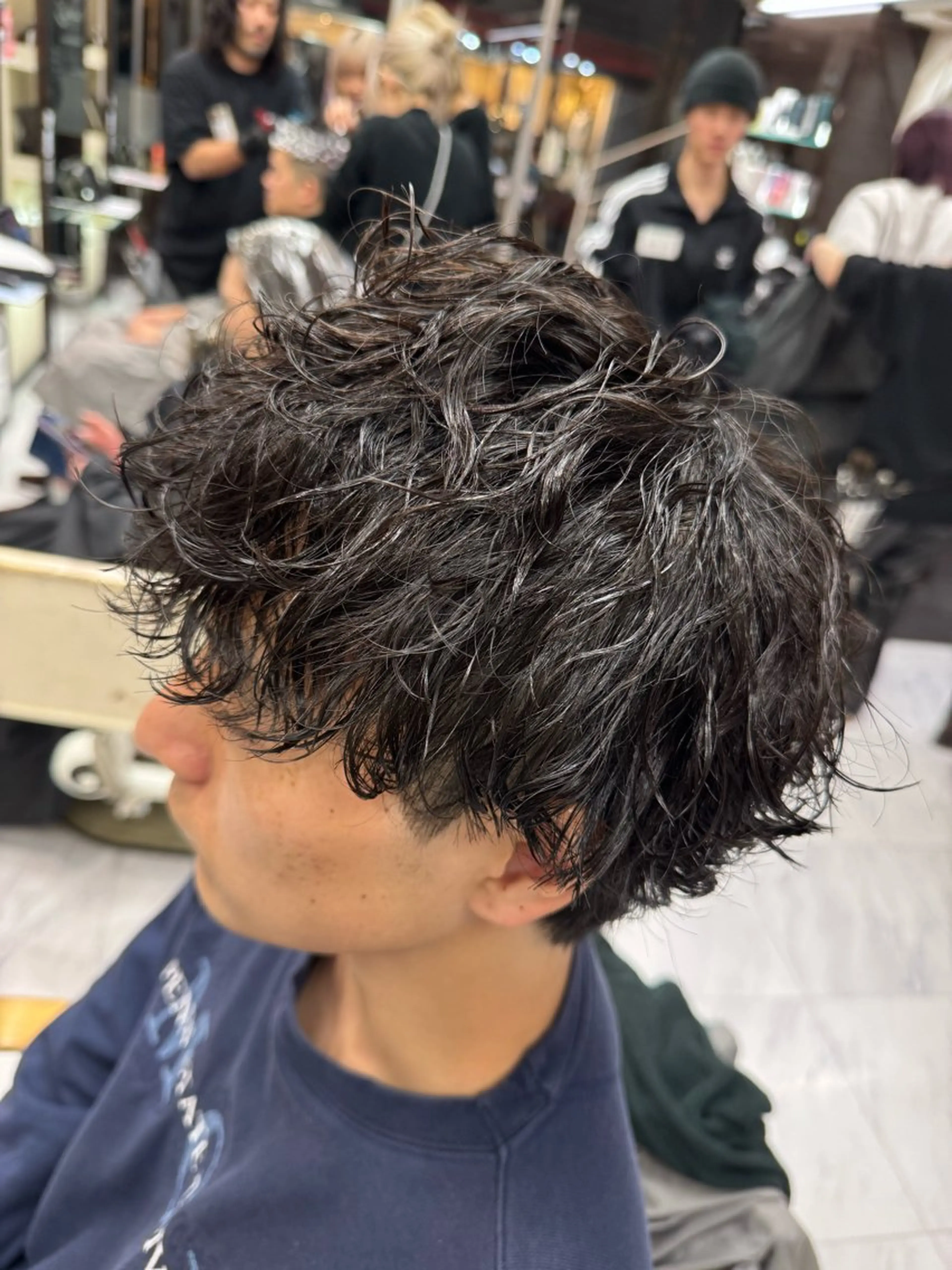 ショート パーマ メンズ メンズブリーチ センターパート メンズハイライト メンズハイトーン メンズインナーカラー カット パーマ トリートメント 目黒 碧人のヘアスタイル