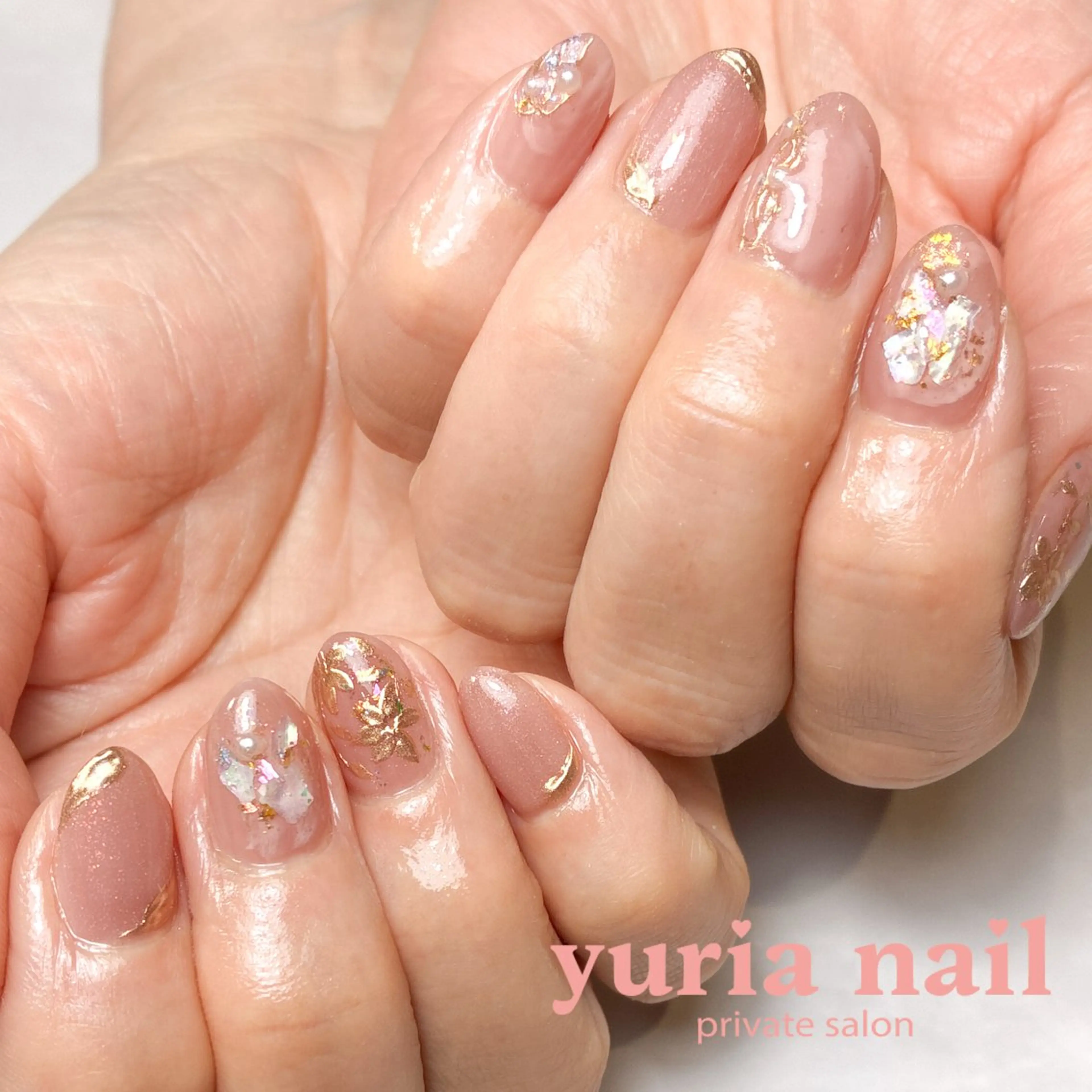 ネイル フラワーネイル ゴールド ラメ(グリッター) ニュアンスネイル ピンク ハンドネイル 小林 ゆりあのネイルデザイン