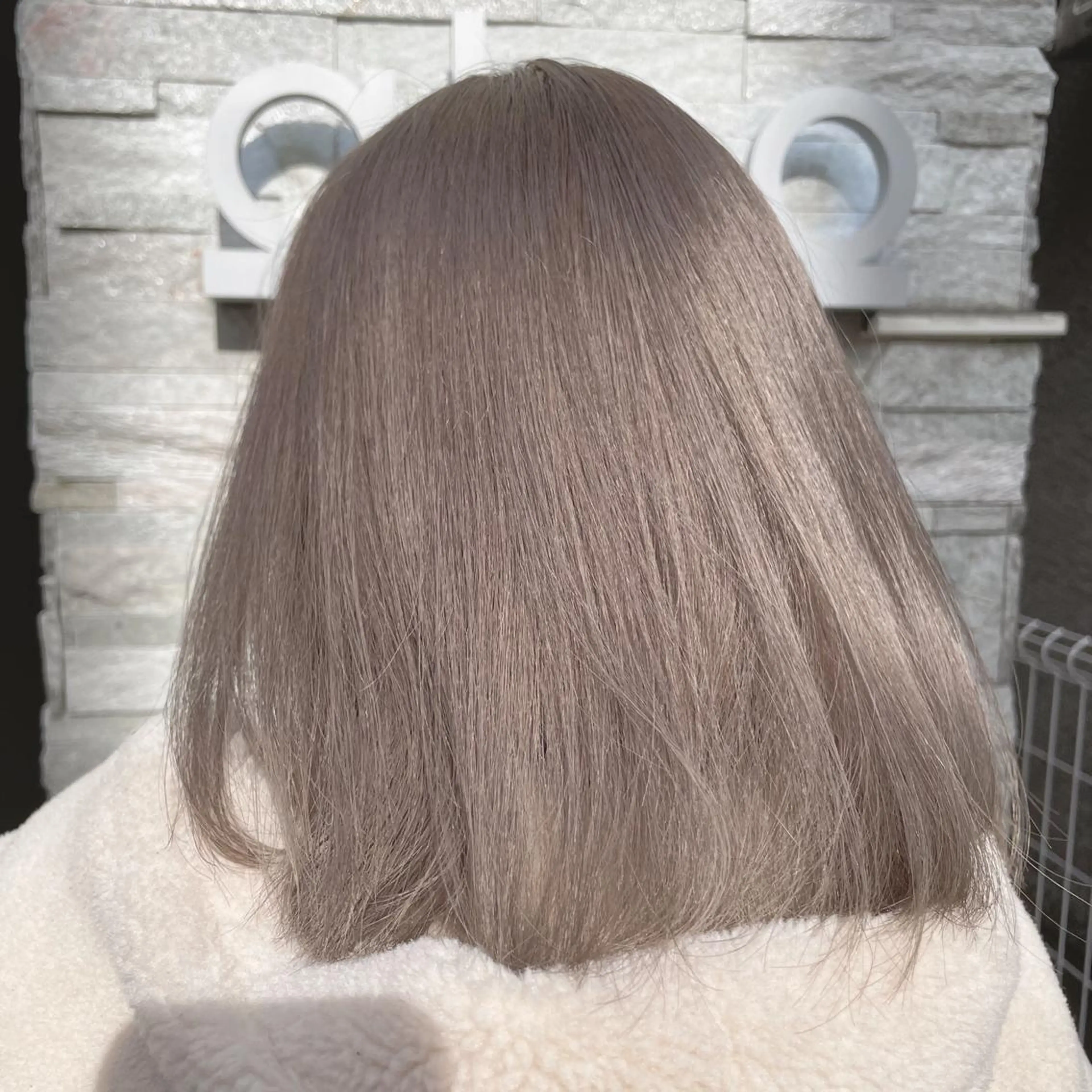 ミディアム カラー ハイトーンカラー 🩶EM ILY🩶のヘアスタイル