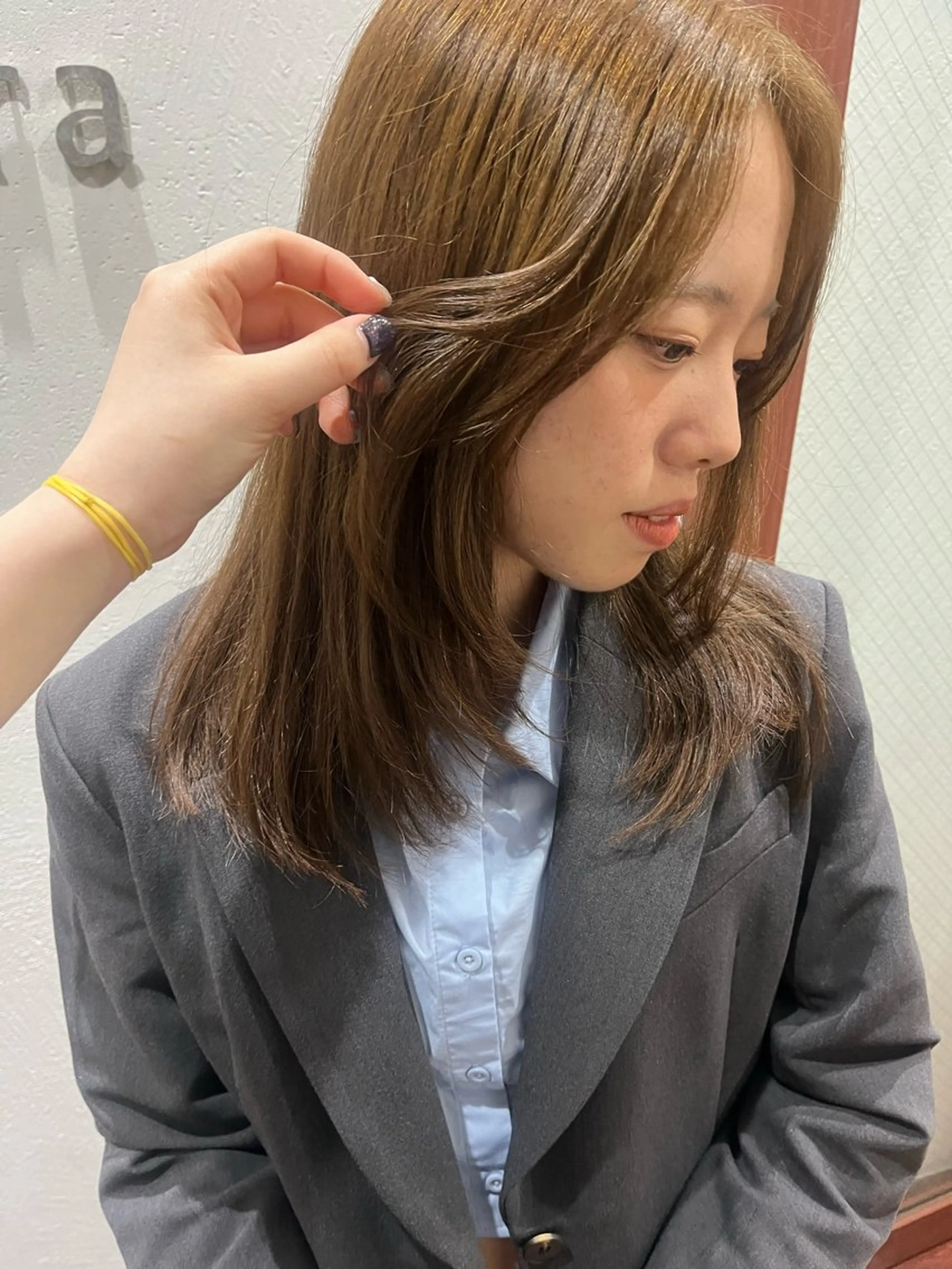 セミロング 顔まわりレイヤー レイヤーカット yura /レイヤーカットのヘアスタイル