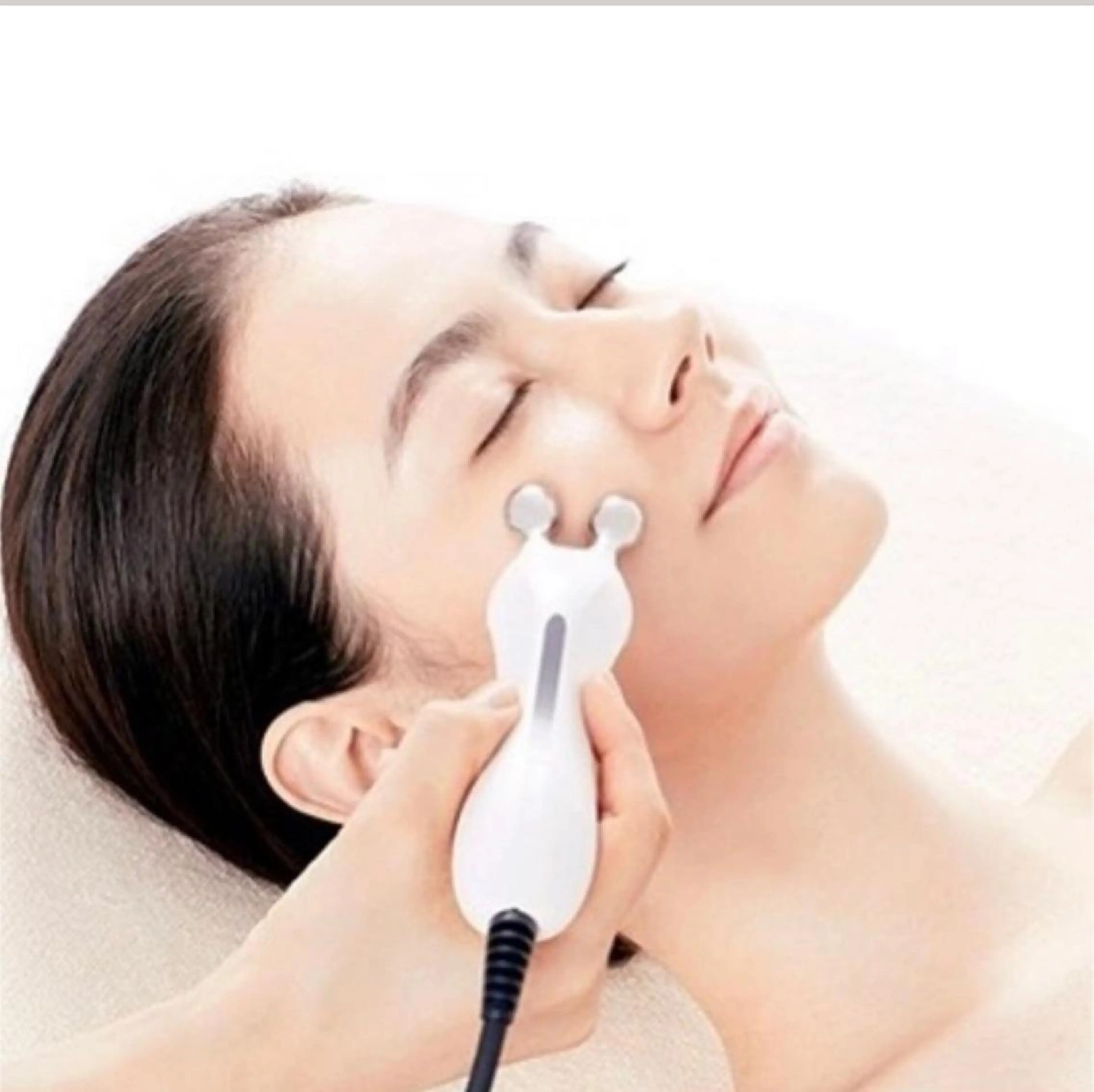 EMS低周波➕マッサージ💆♀️で小顔効果‼️⤴️⤴️軽いお顔の洗浄と丁寧なリンパマッサージ+EMS低周波施術ですの写真