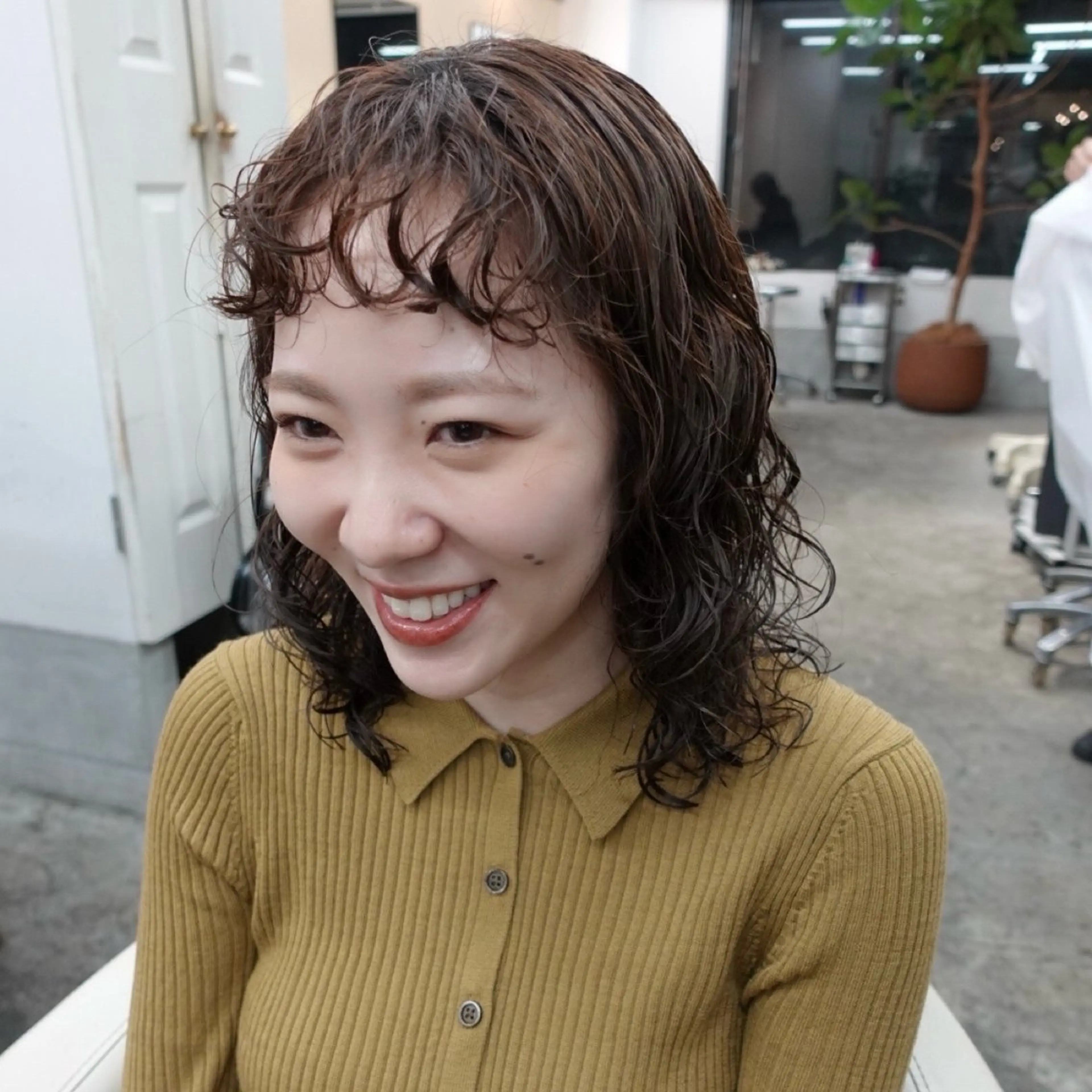 ミディアム パーマ ヘアアレンジ ミディアムパーマ オン眉 カット ヘアカラー パーマ 🌐サトウ リョウ🌐のヘアスタイル