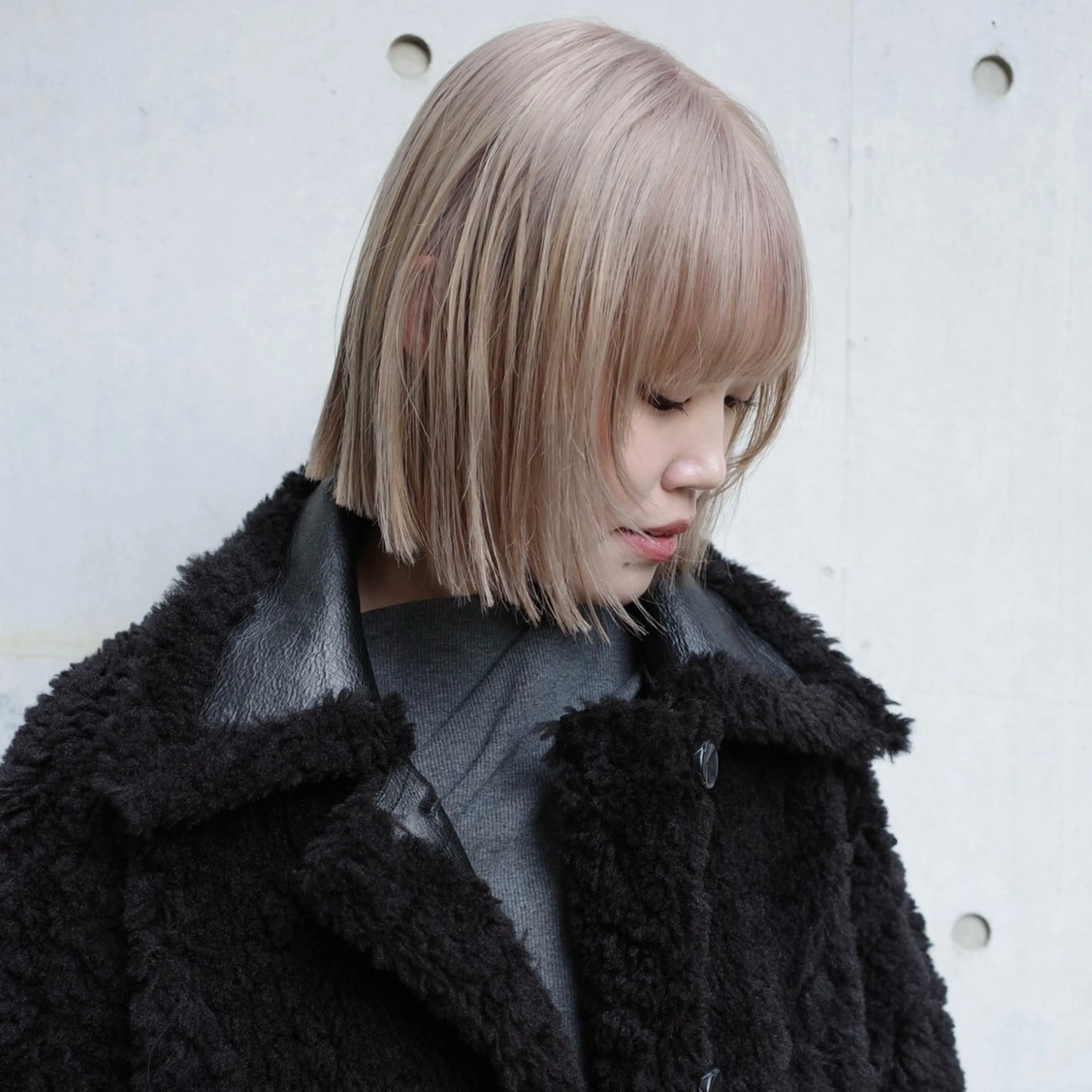 ミディアム カラー ベージュカラー 透明感カラー ハイトーンカラー ホワイトベージュ ボブ カット ヘアカラー トリートメント nonoka オリーブ/レイヤーのヘアスタイル