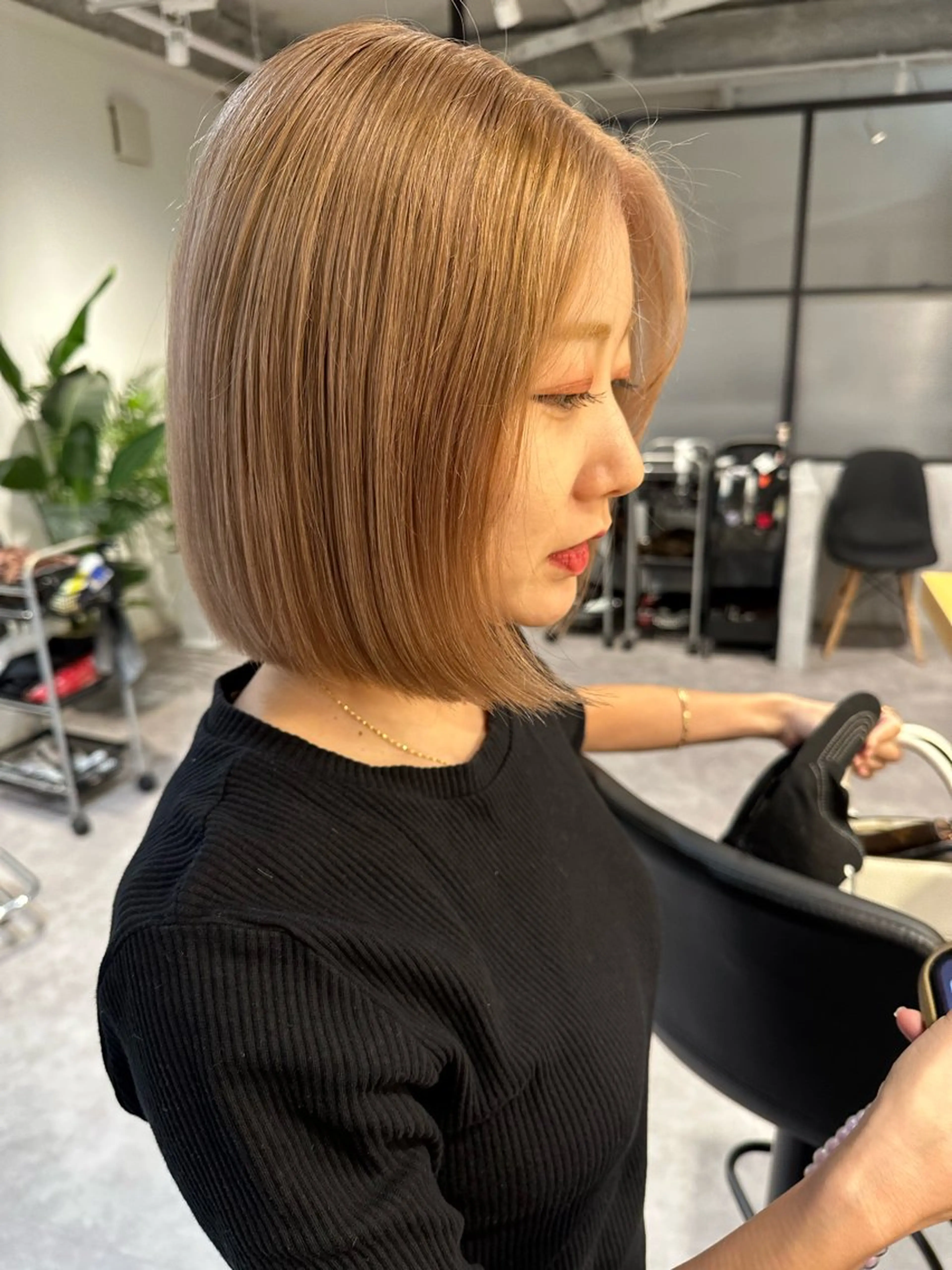 ミディアム カラー ベージュカラー ブリーチ 抜きっぱなしブロンド ブロンド ケアブリーチ カット ヘアカラー トリートメント レイヤー/ウルフ/ ハッシュカット/ダイのヘアスタイル