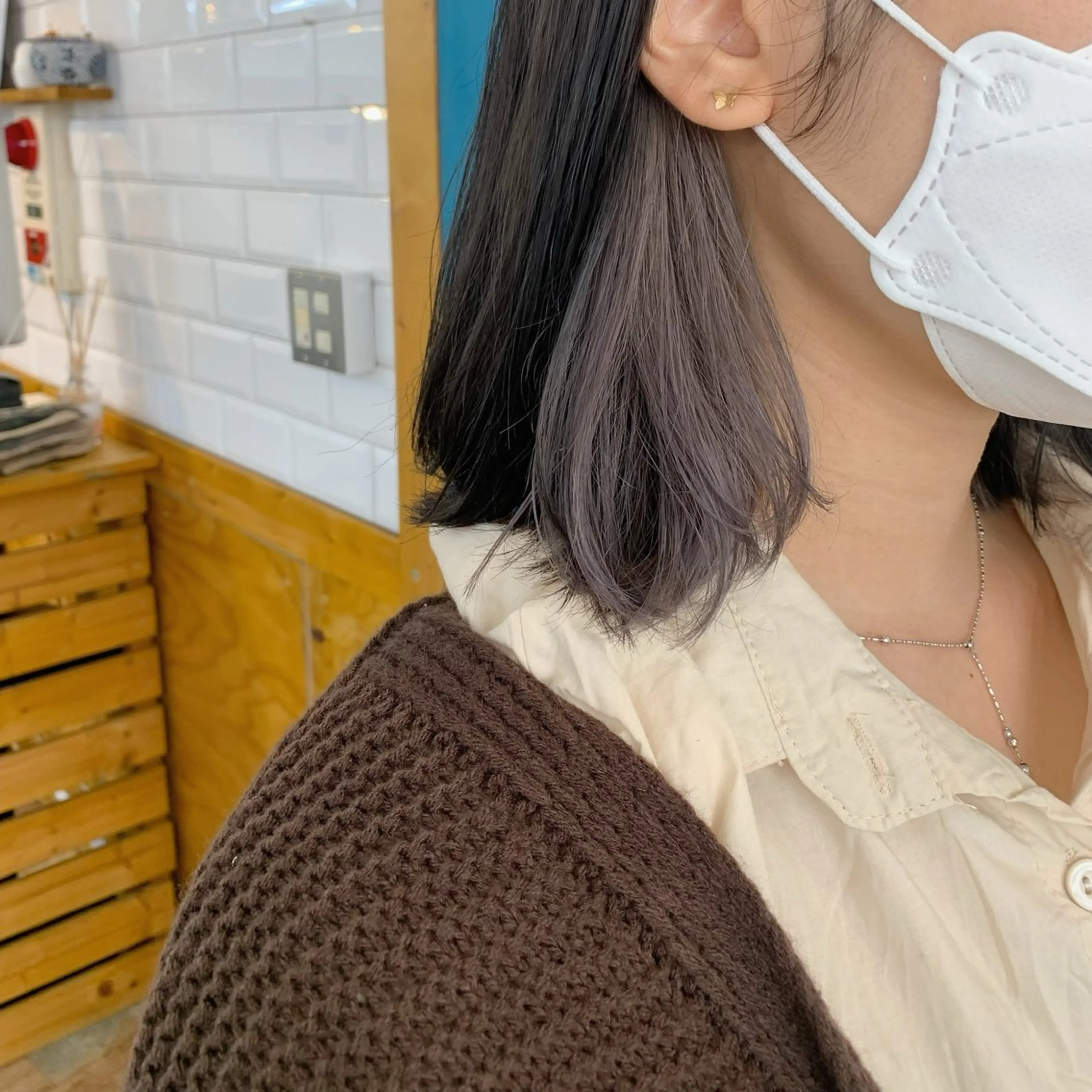 ショート カラー アッシュ デザインカラー イヤリングカラー ハイライトカラー シルバー ヘアカラー トリートメント KANA/ボブ/ インナーカラー/艶髪のヘアスタイル