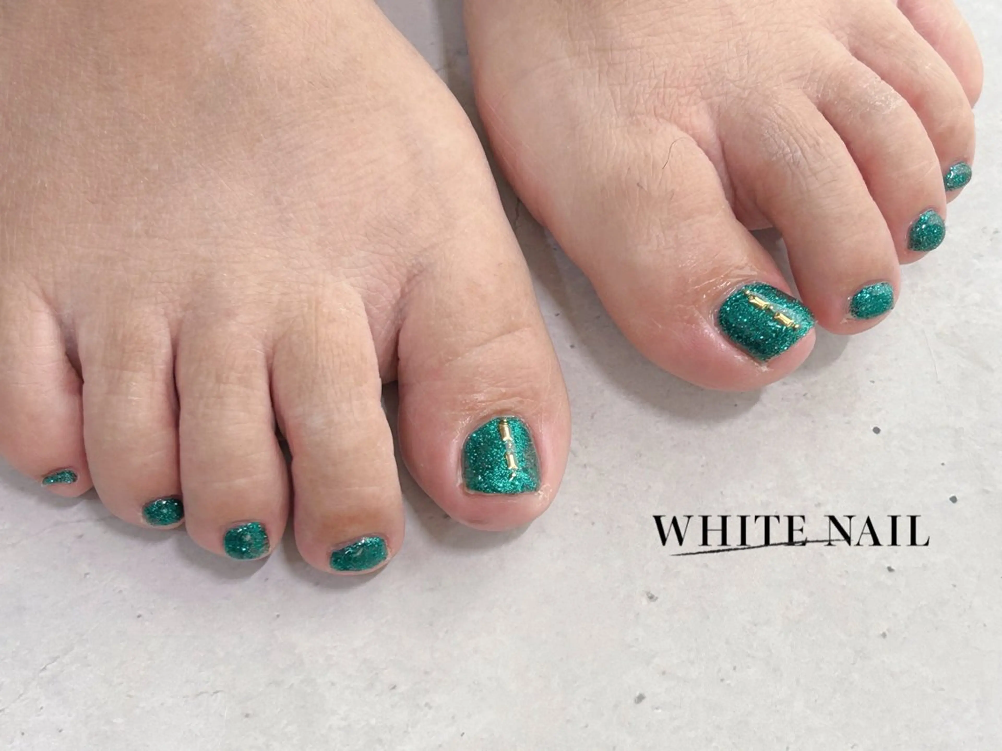 ネイル シンプルネイル フットネイル WHITE NAIL ホワイトネイルのネイルデザイン