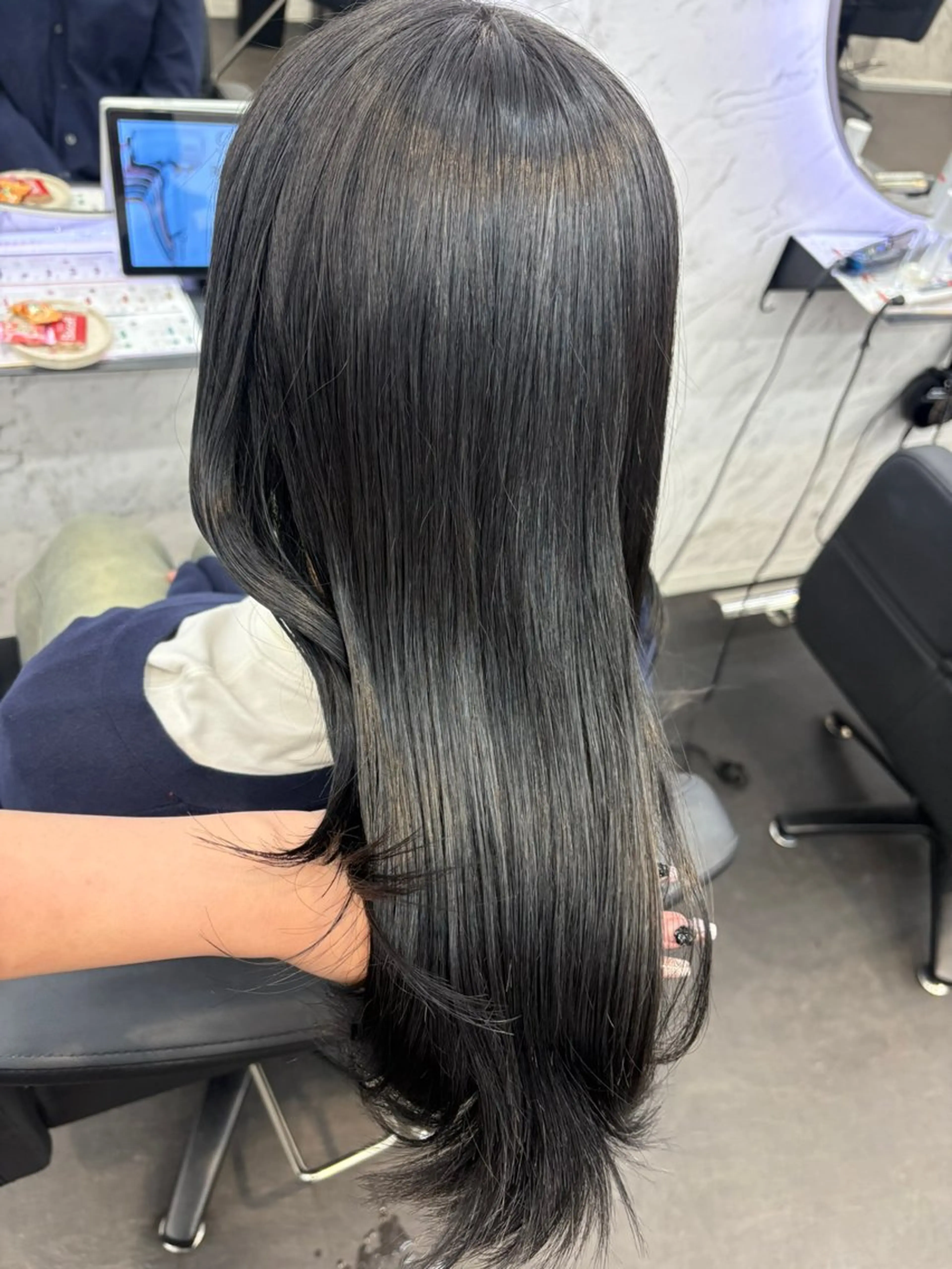 ロング カラー 黒髪 ブルーカラー ブルーブラック ヘアカラー 韓国ヘア🎀 /♡𝓝𝓸𝓪♡のヘアスタイル