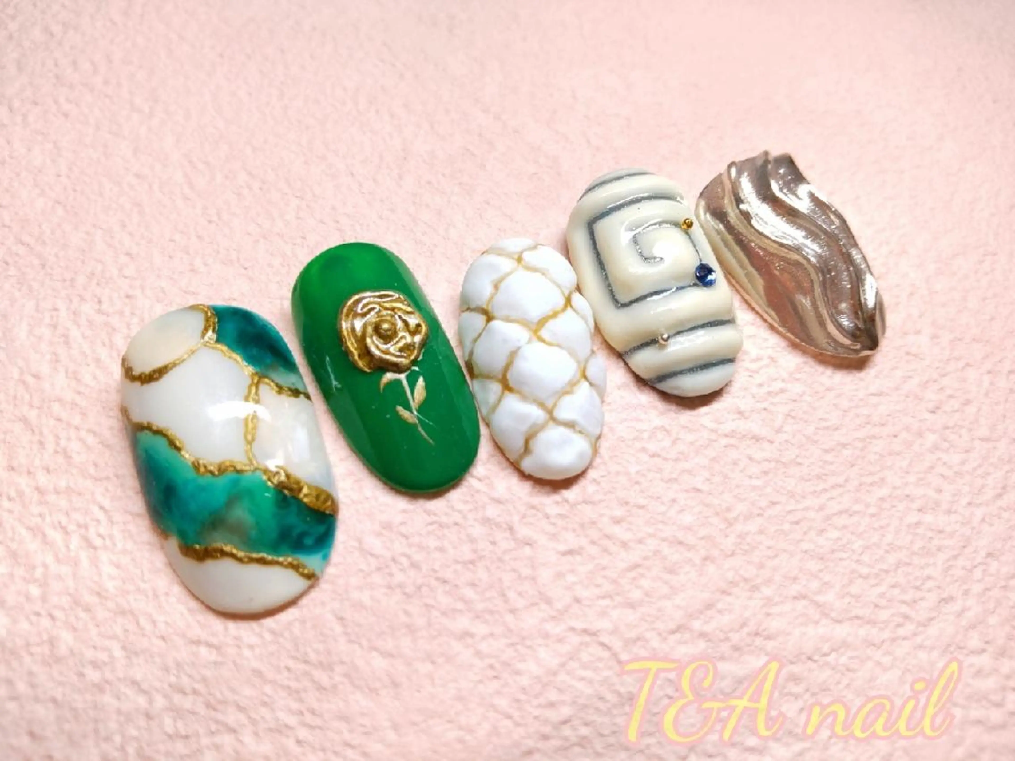 ミディアム ネイル クリスマス ジェルネイル ミラーネイル ニュアンスネイル スカルプネイル T&A nailのネイルデザイン