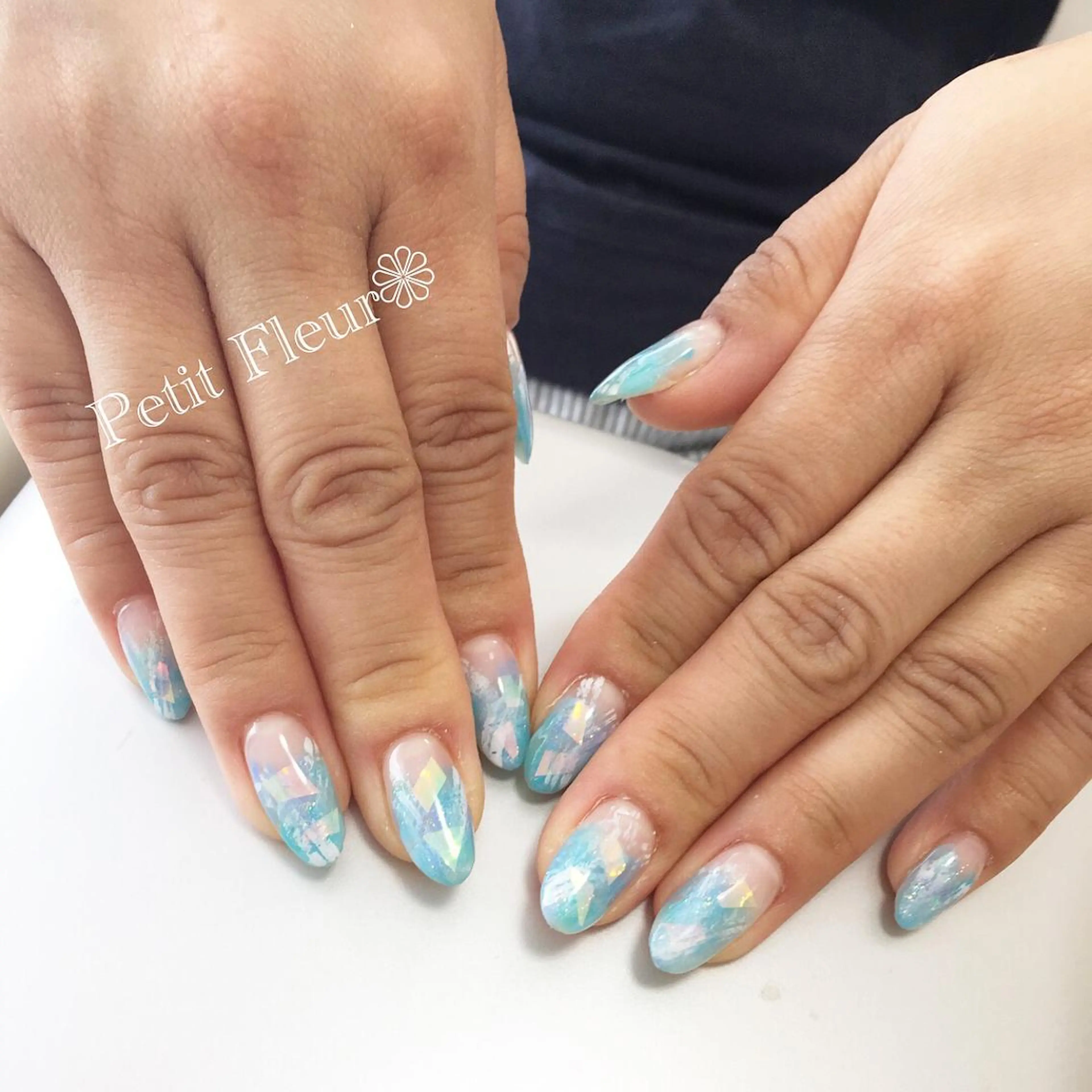 ネイル ブルー ホログラムネイル おそろいネイル シンプルネイル 夏ネイル Petit Fleur所属・青柳 亜梨奈のマツエク・マツパデザイン
