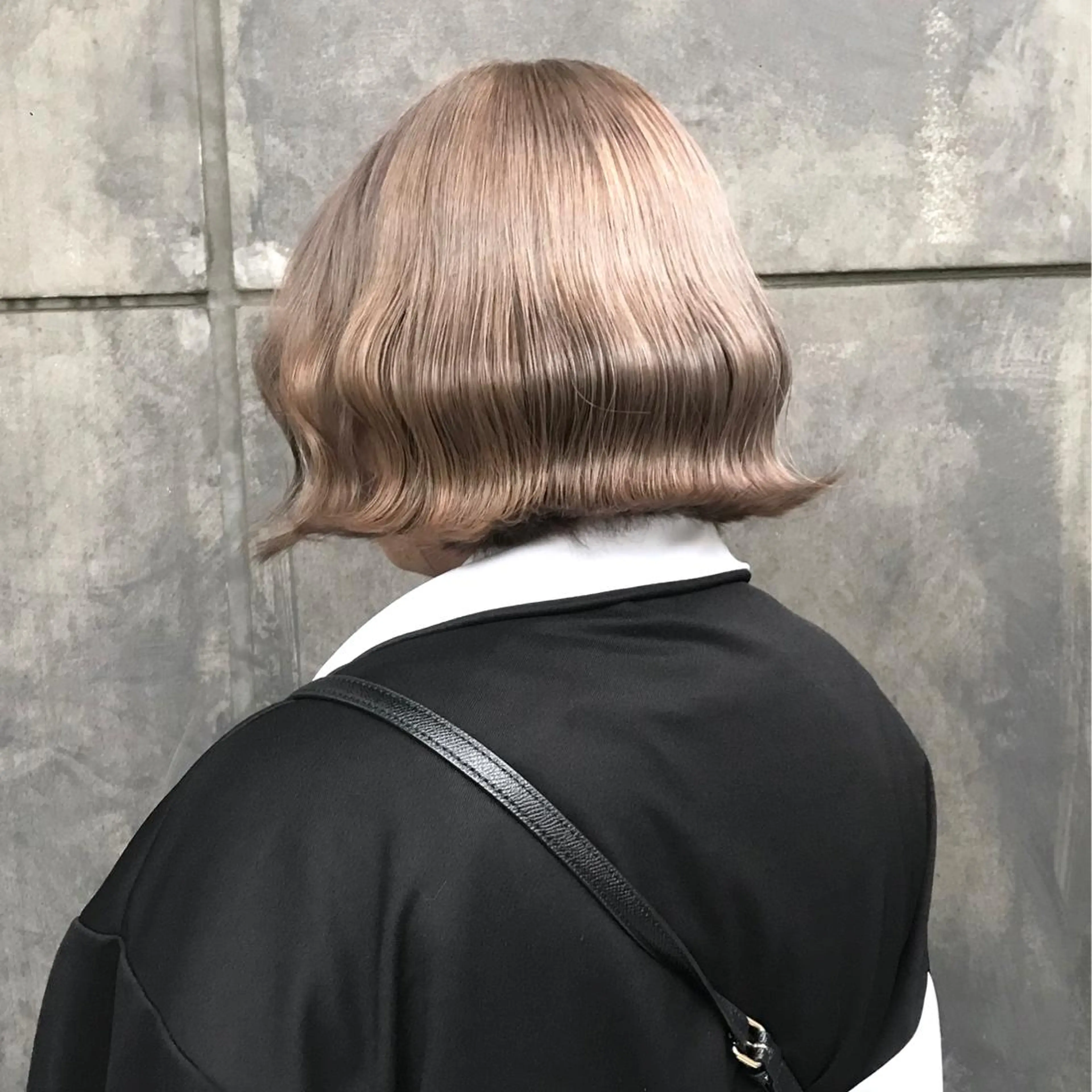 ショート カラー ベージュカラー ブリーチ ブロンド ホワイトベージュ タンバルモリ K-POP好き美容師 🇰🇷Kai.Yのヘアスタイル