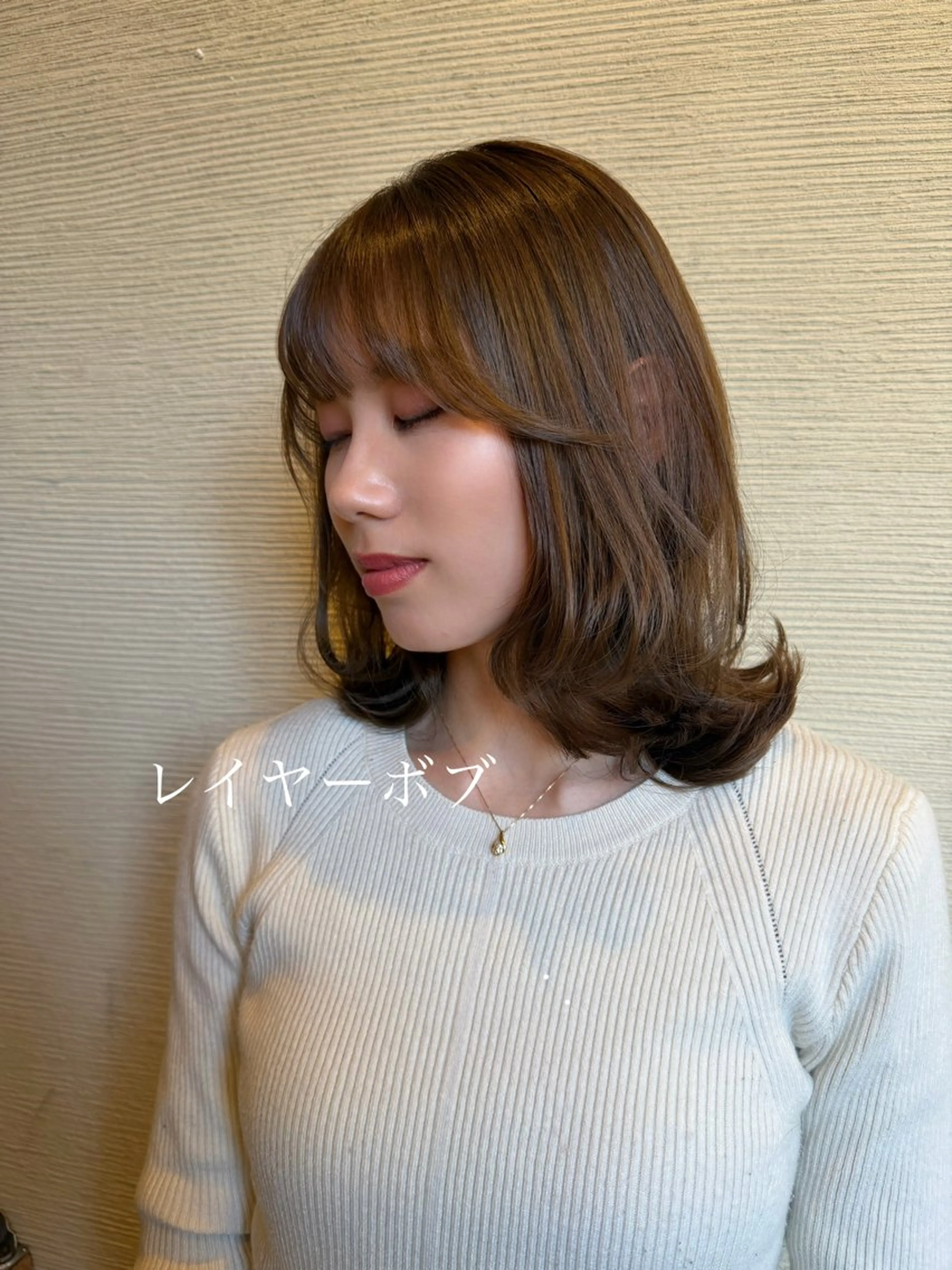 ミディアム カラー ボブレイヤー ミディアムレイヤー アッシュ ベージュカラー オリーブベージュ カット ヘアカラー トリートメント 艶カラー/メンズ パーマ/伊藤愛麻のヘアスタイル