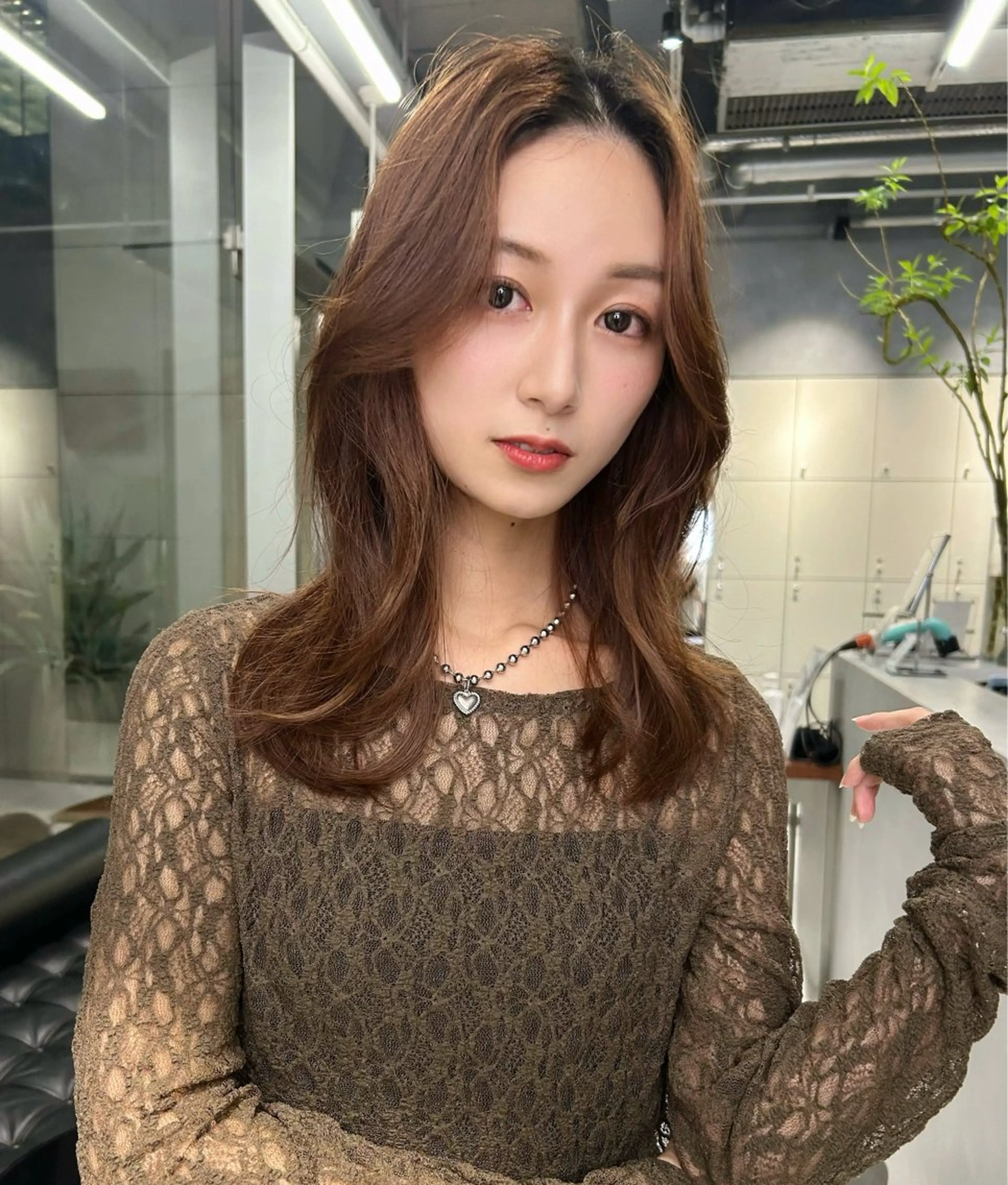 セミロング 顔まわりレイヤー レイヤーカット 白髪染め 解決‼️のヘアスタイル