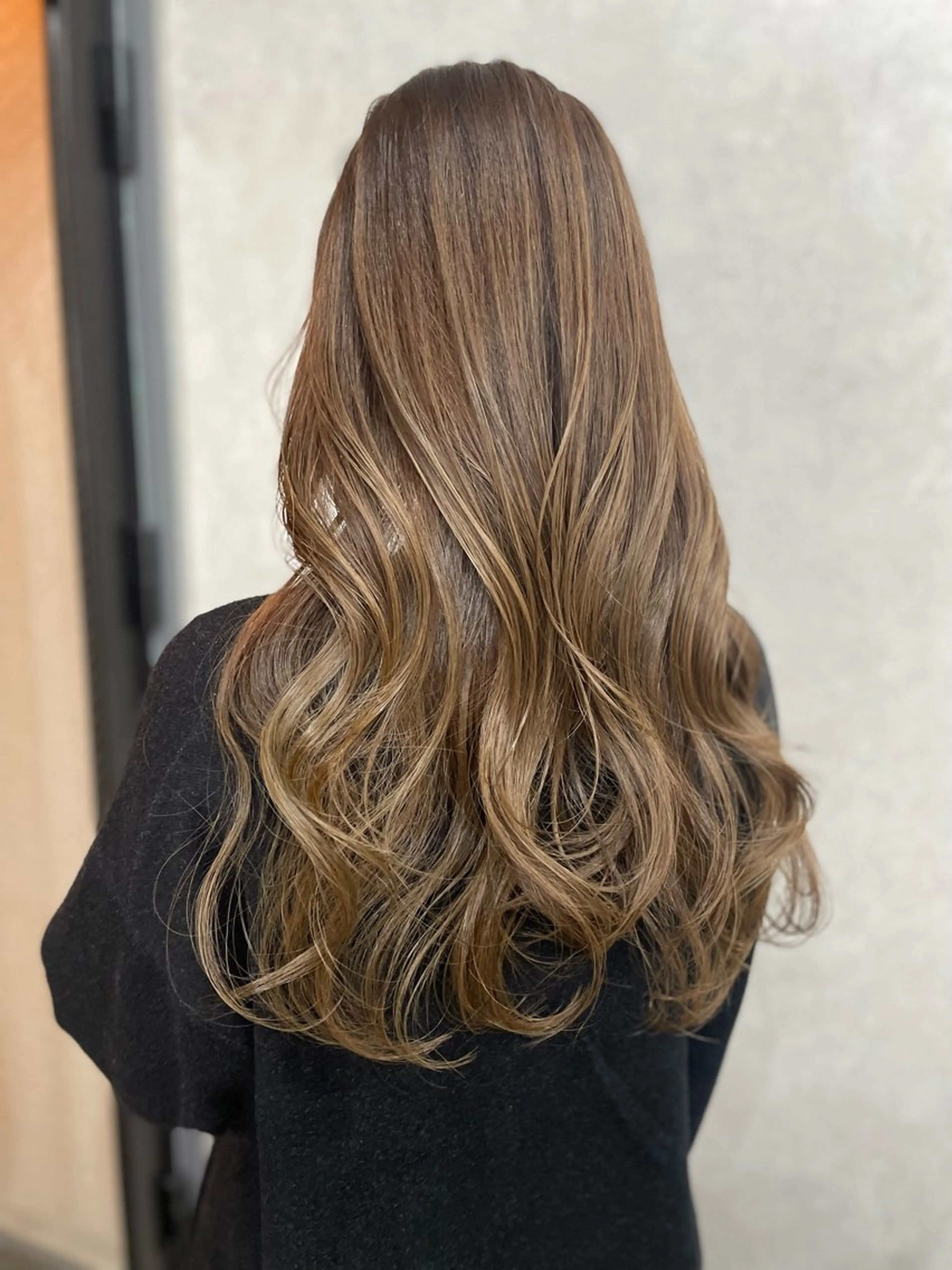 ロング カラー ベージュカラー AIRI layer cut hairのヘアスタイル