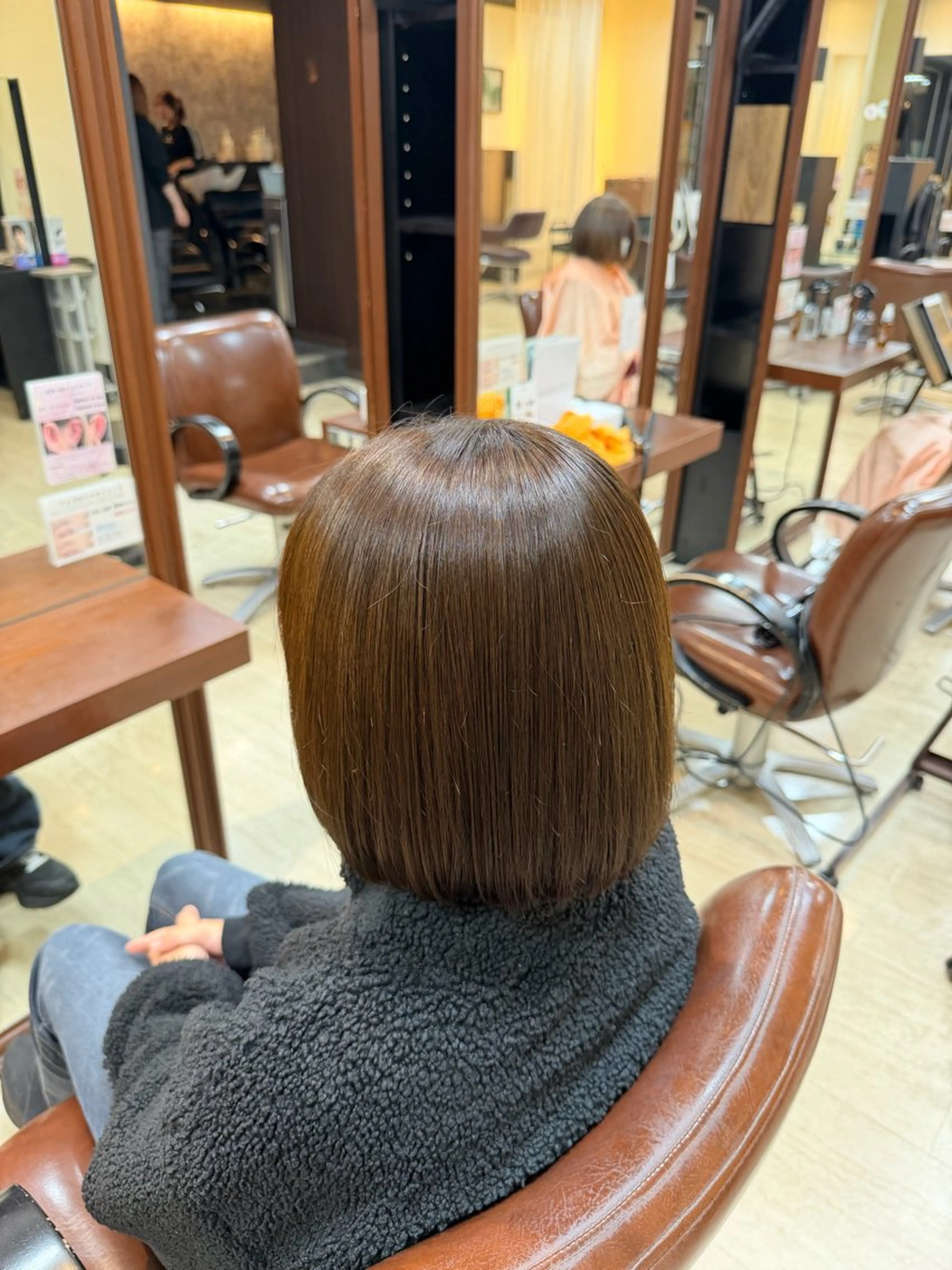 ショート カラー オリーブカラー 岸田 奈々／ 艶髪／トレンドカラーのヘアスタイル
