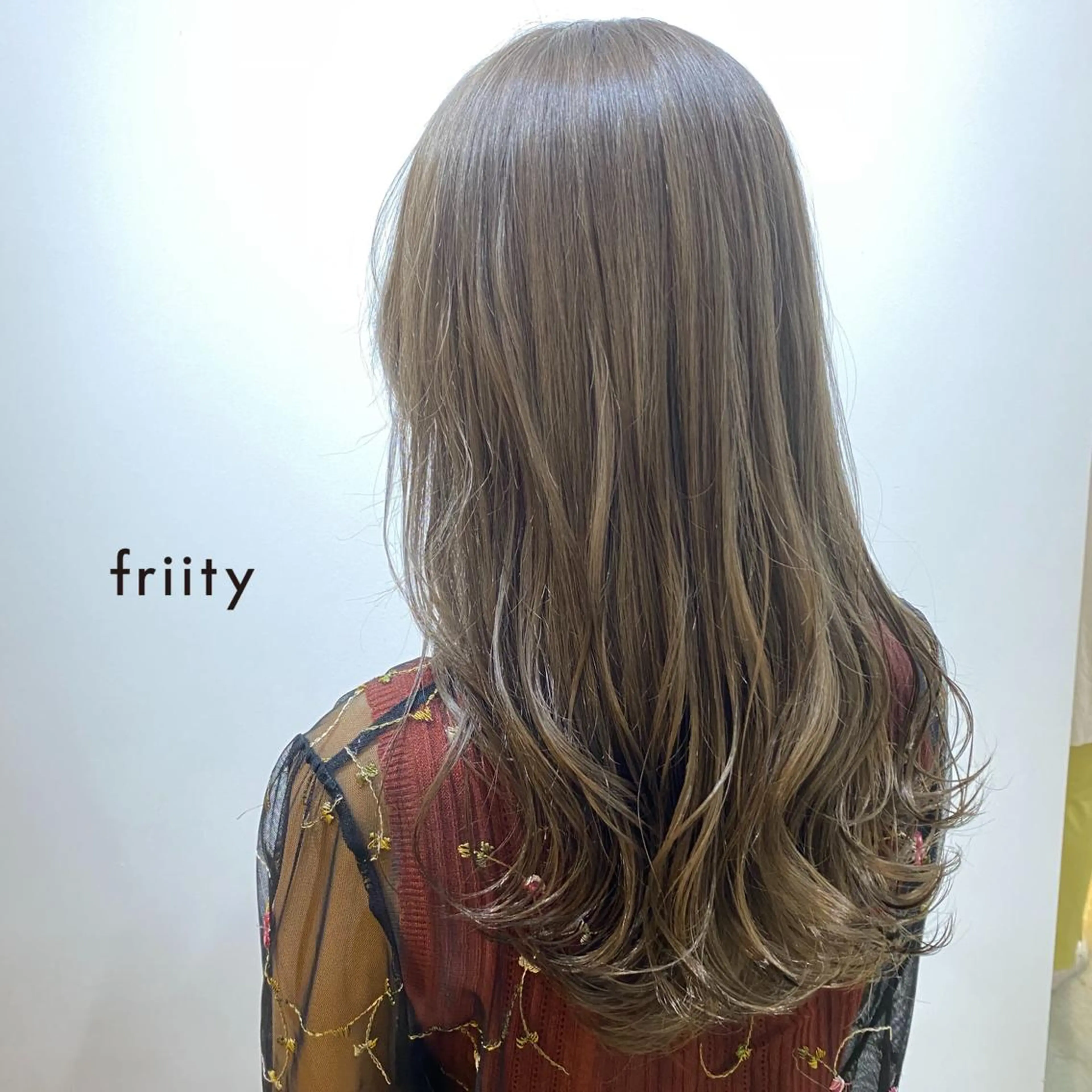 セミロング カラー グレージュ ラベンダーカラー ラベンダーグレージュ ラベンダーグレー カット ヘアカラー トリートメント 中司 莉菜のヘアスタイル