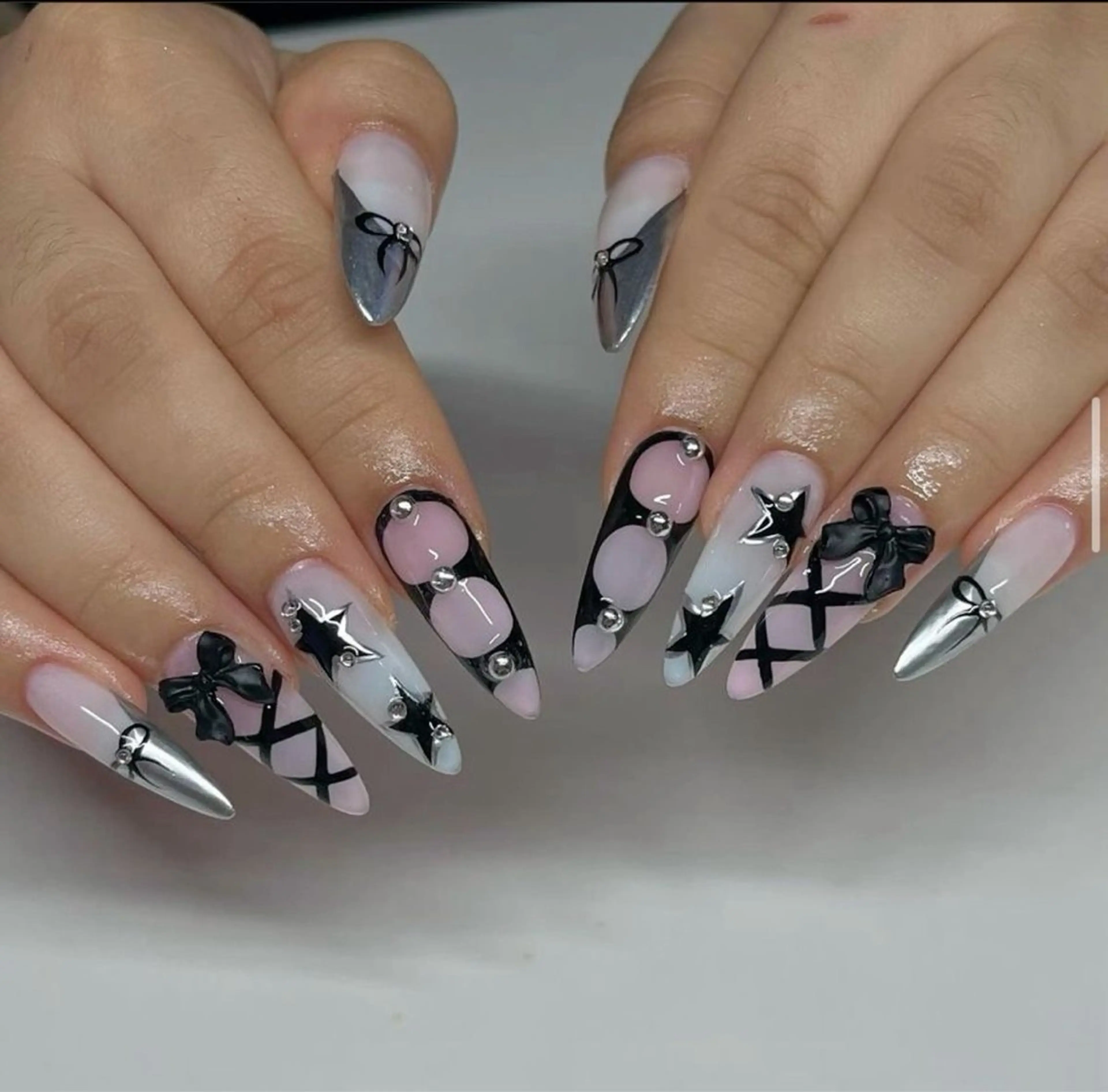 ネイル マグネットネイル ピンク ネイルチップ 冬ネイル クリスマス Lee Nailsのネイルデザイン