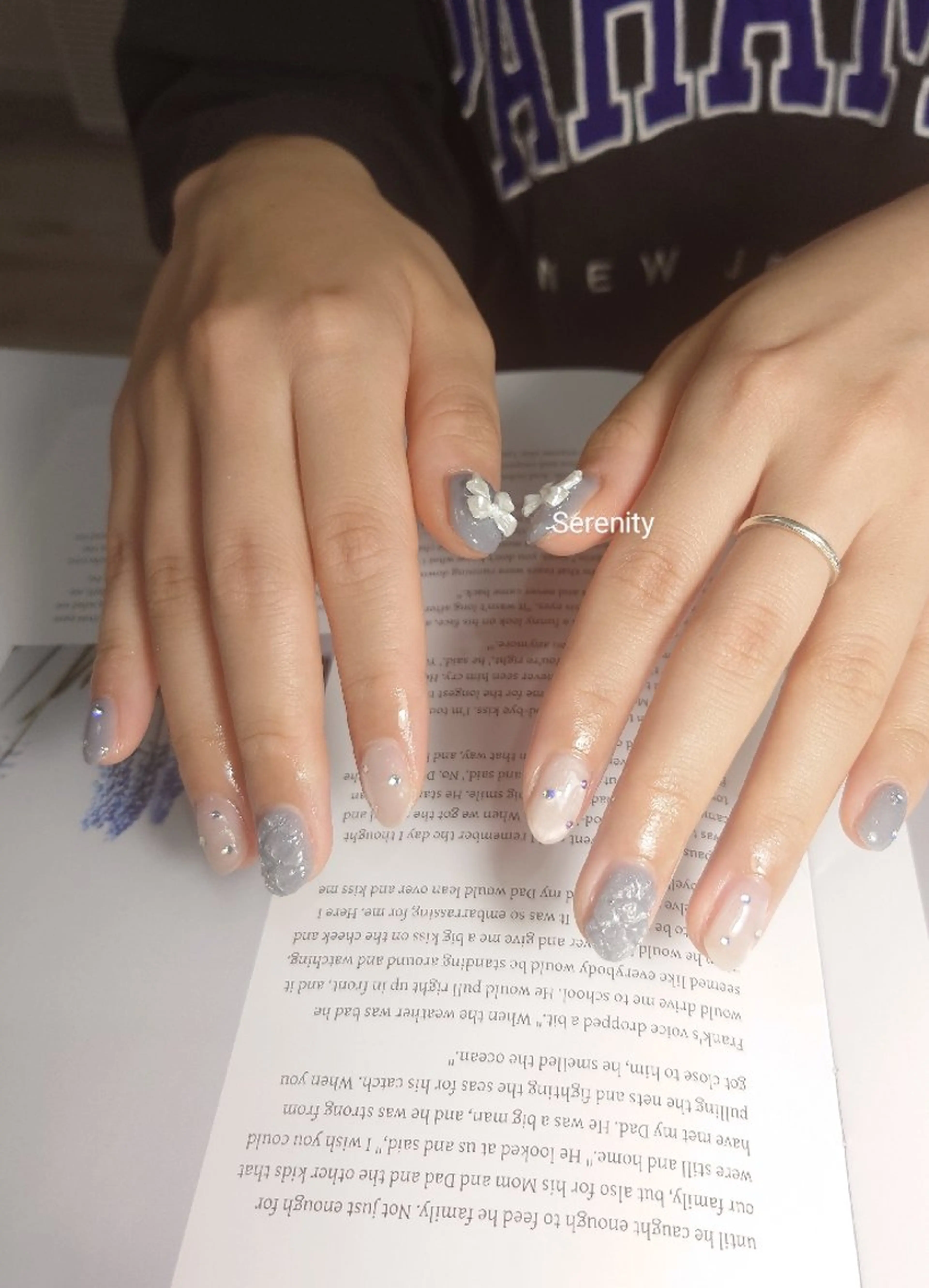 ネイル オーロラネイル ブルー 持ち込み リボン ストーンネイル ハンドネイル nail  serenityのネイルデザイン