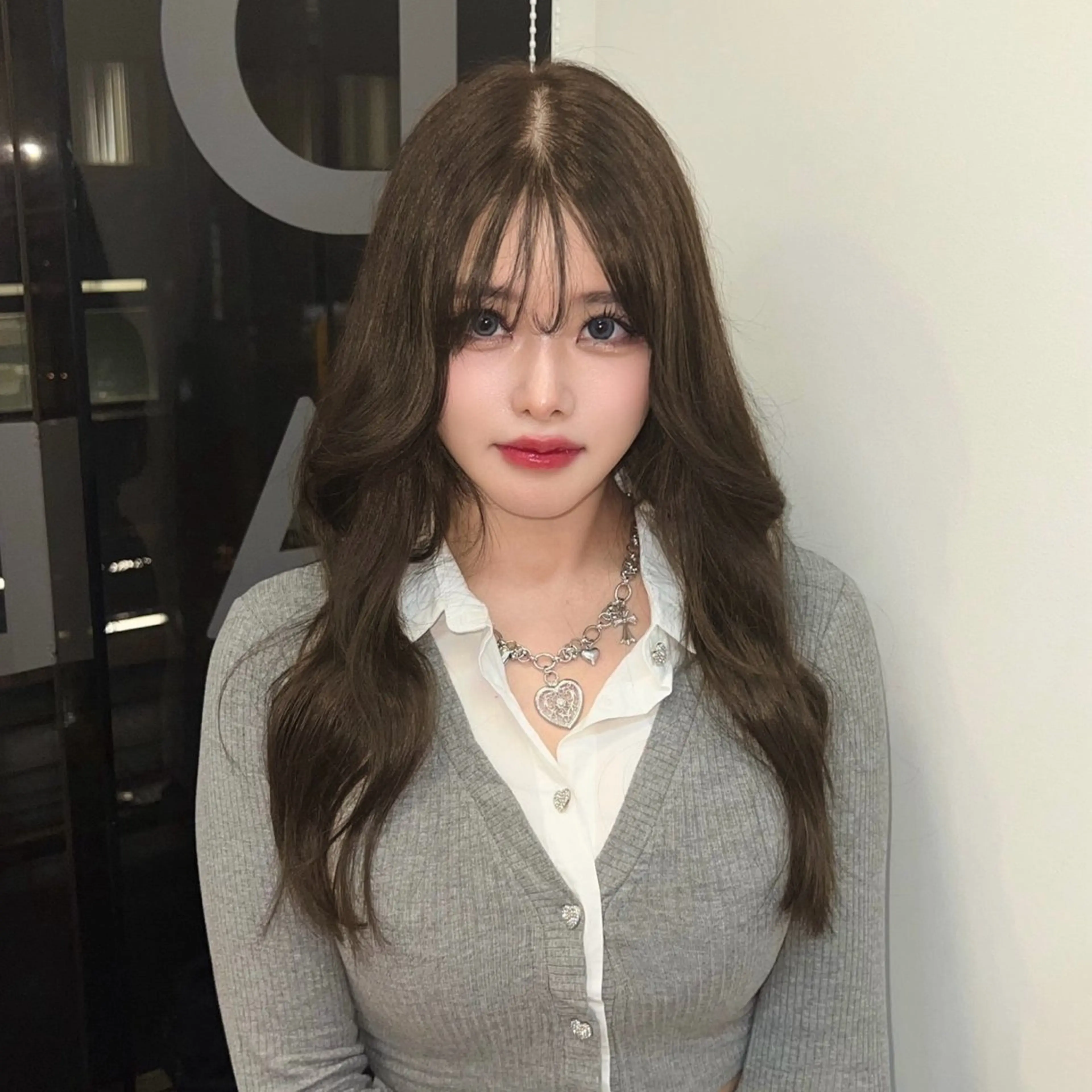 ミディアム セピアベージュ ヘアカラー トリートメント サロウィン新宿三丁目East所属・顔周りレイヤー/新宿 /モテ艶カラー/航介のヘアスタイル