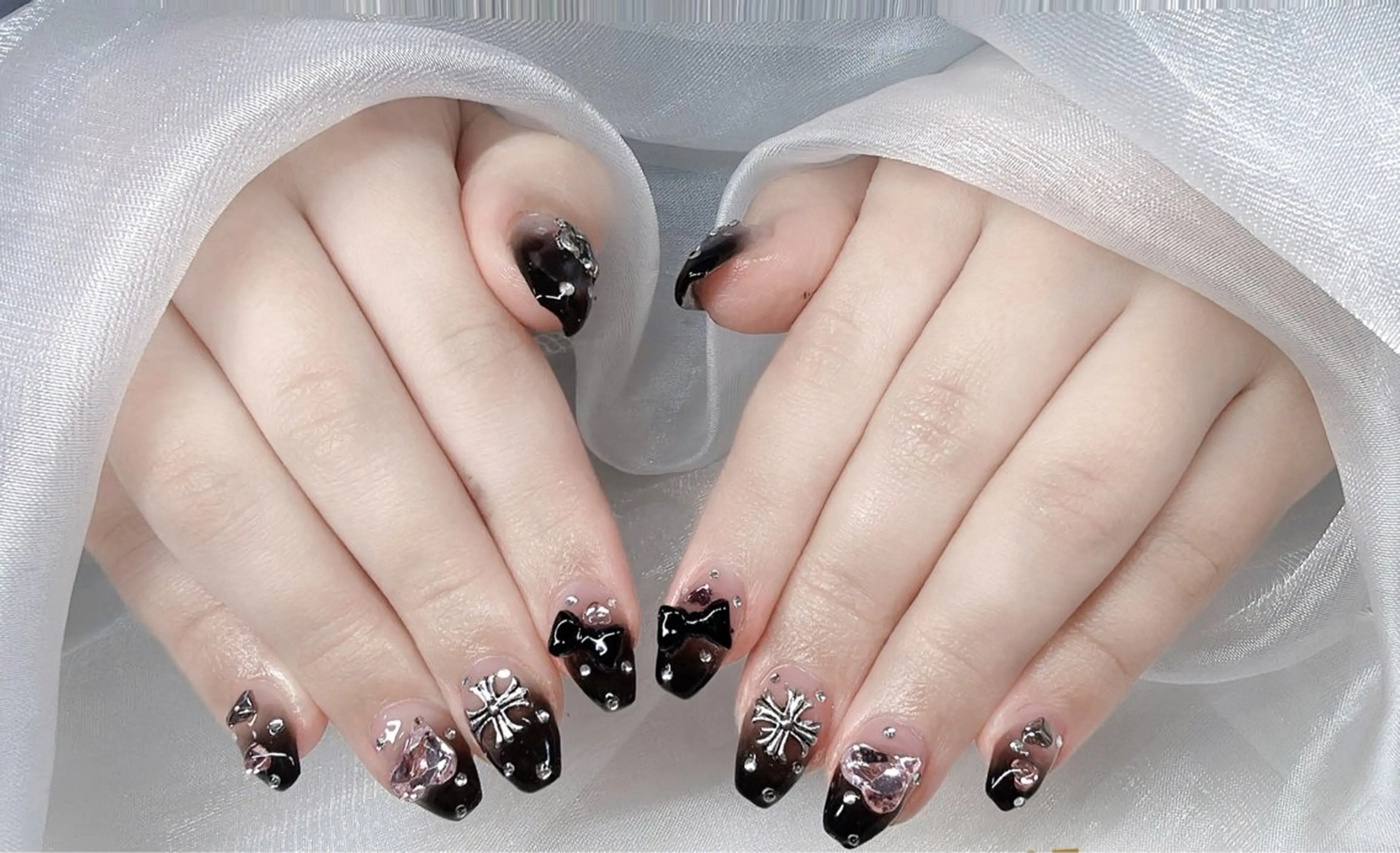 ネイル アートネイル オーロラネイル ガーリー キラキラネイル 韓国ネイル ハンドネイル Mio NailsalonUのネイルデザイン