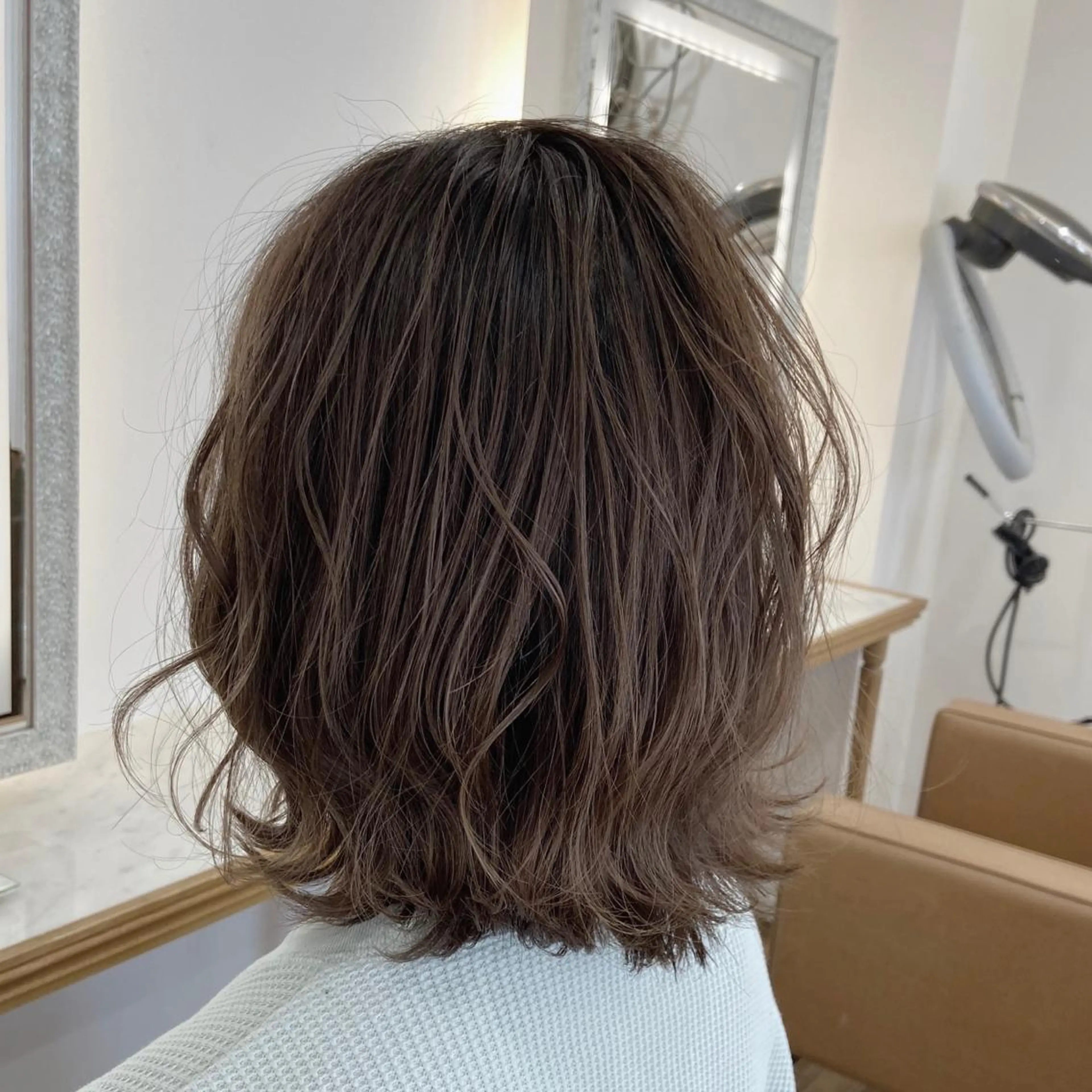 ミディアム ハイライト 外ハネヘア 峯 志帆のヘアスタイル