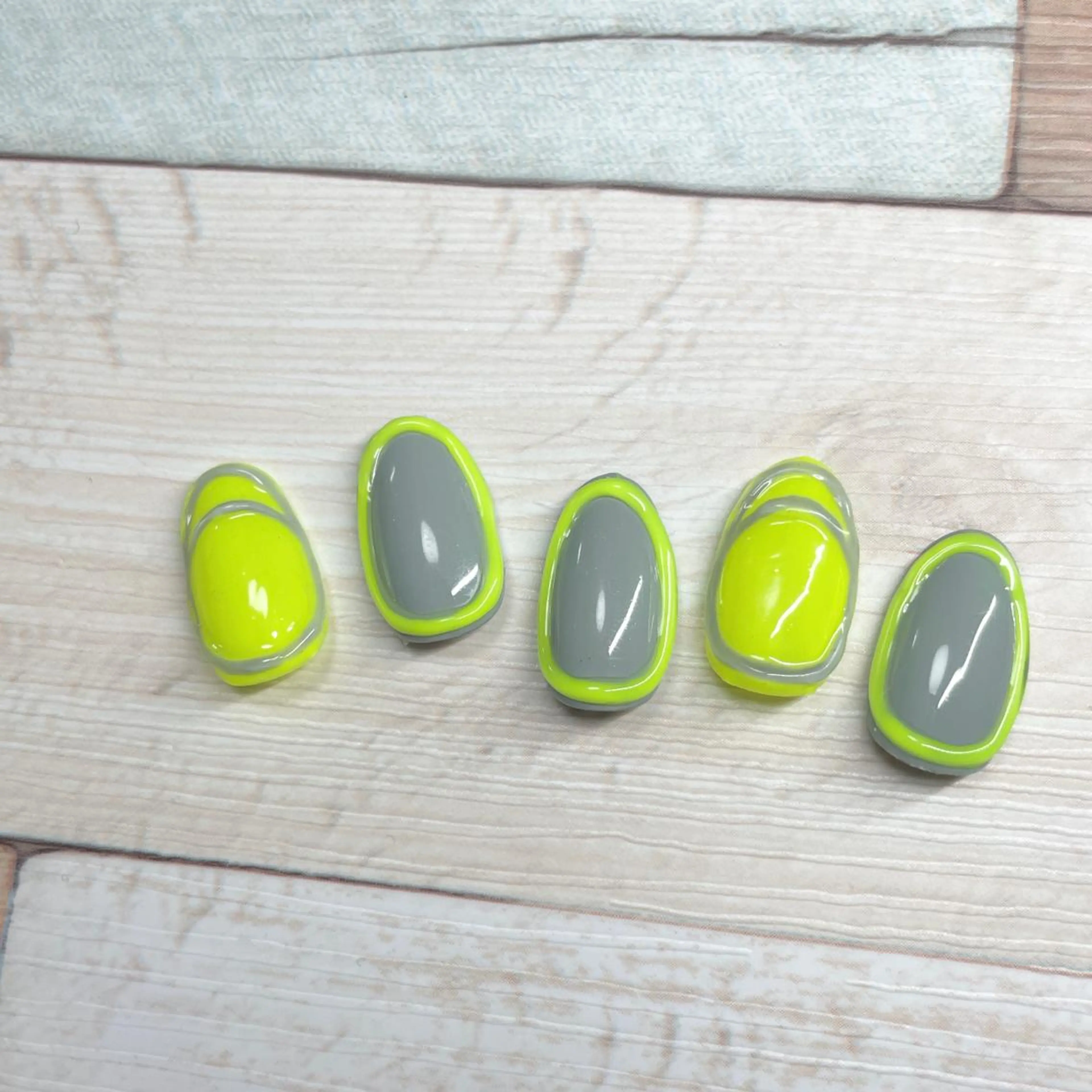 ネイル フレンチネイル ぷっくりネイル 黄色 Nail Blue512所属・Nailist MINORIのネイルデザイン