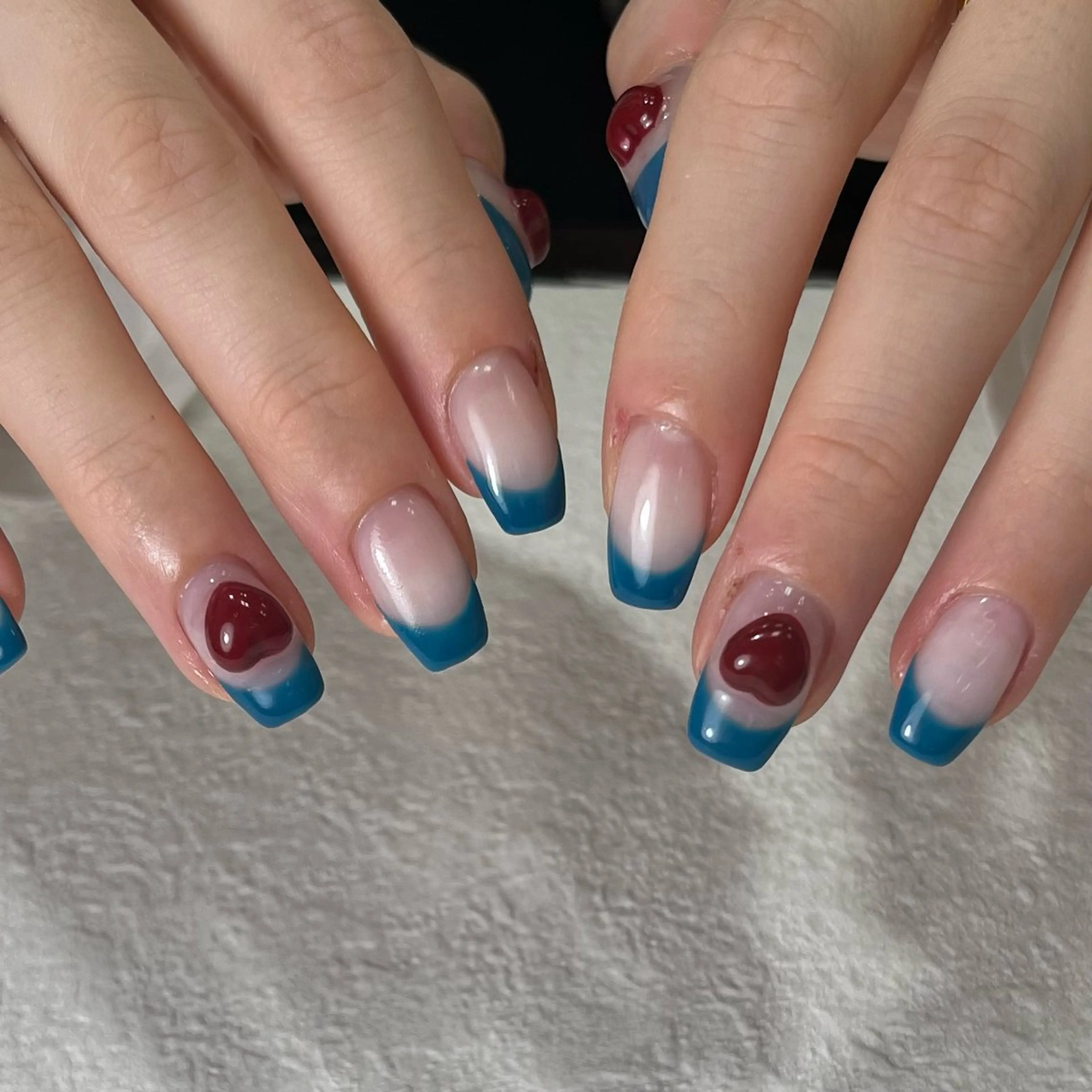 ネイル ブルー フレンチネイル ハート スクエアネイル ハンドネイル para ☀︎ sol by BECK所属・Para Sol nail　Maoのネイルデザイン