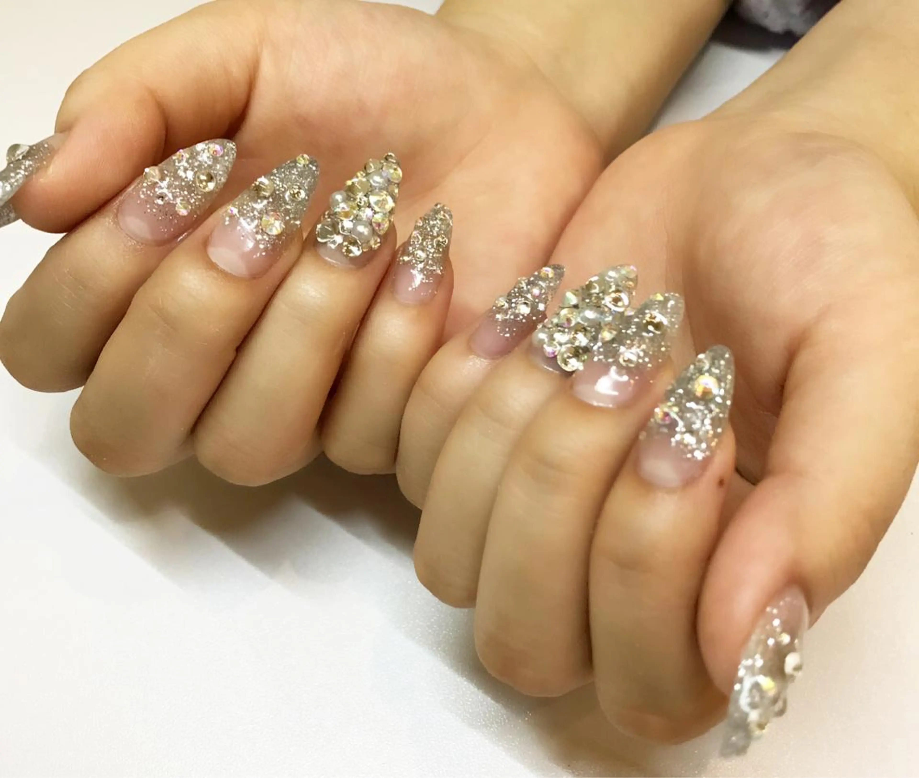 ネイル グラデーション ラメ(グリッター) ラメグラデーション スカルプネイル ストーンネイル ハンドネイル Soeur ネイリストのネイルデザイン