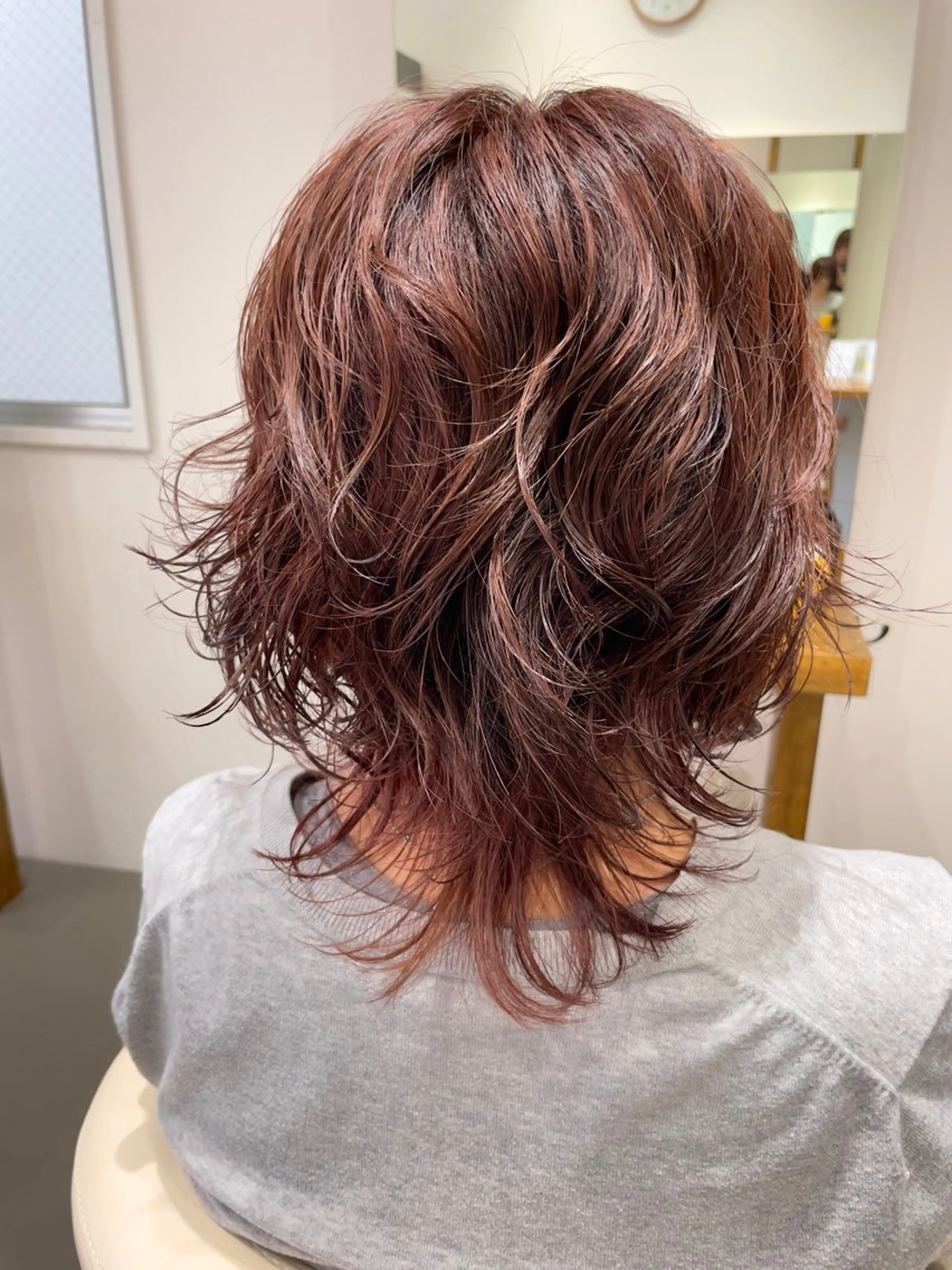 ミディアム カラー パーマ ミディアムパーマ ハイライトカラー ハイライト ウルフカット 🎨 SHIORI🥀のヘアスタイル